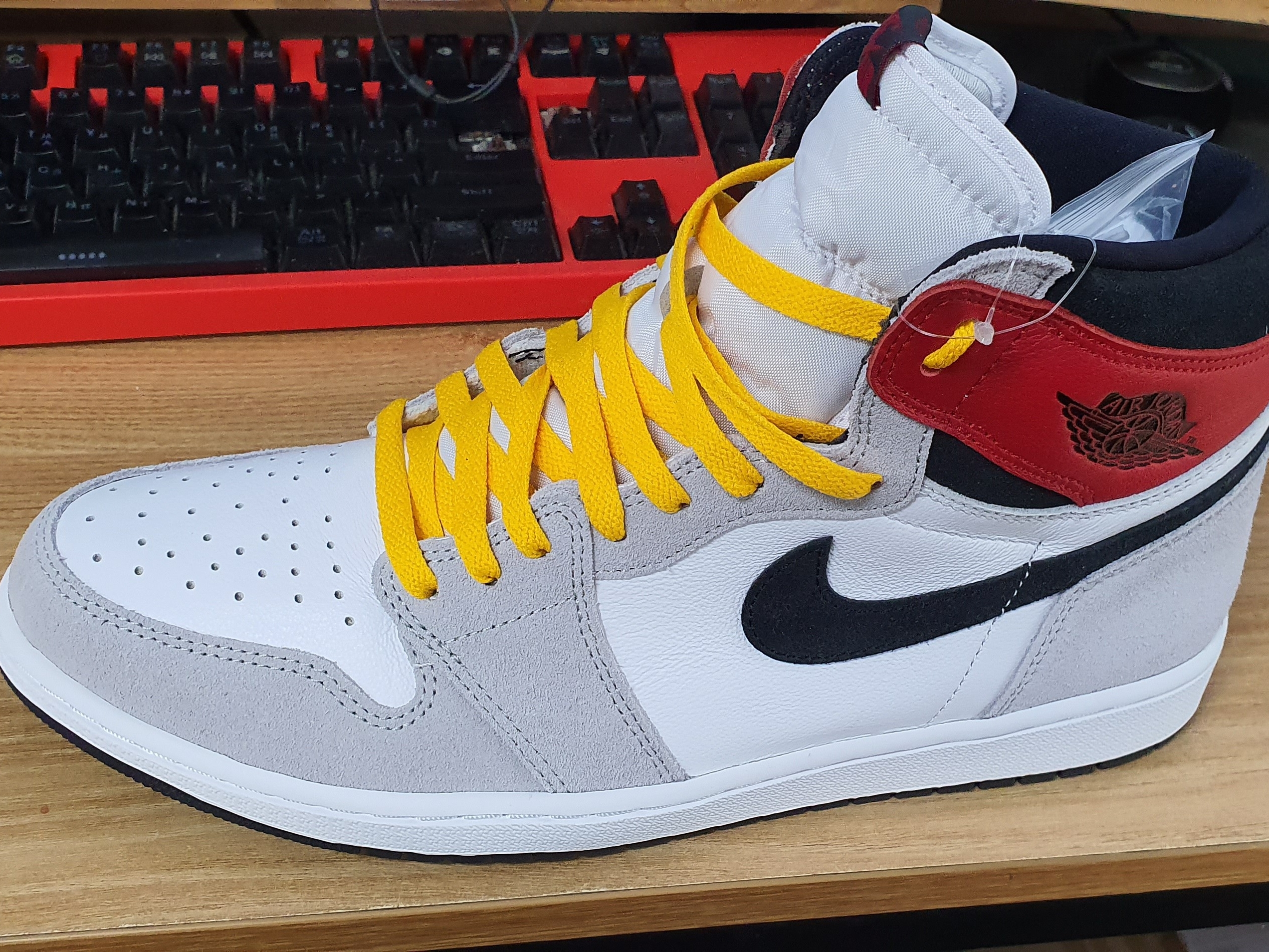 Jordan 1 Retro High OG Light Smoke Grey, Jordan 1 Low Shattered Backboard 착용 스타일 - 1