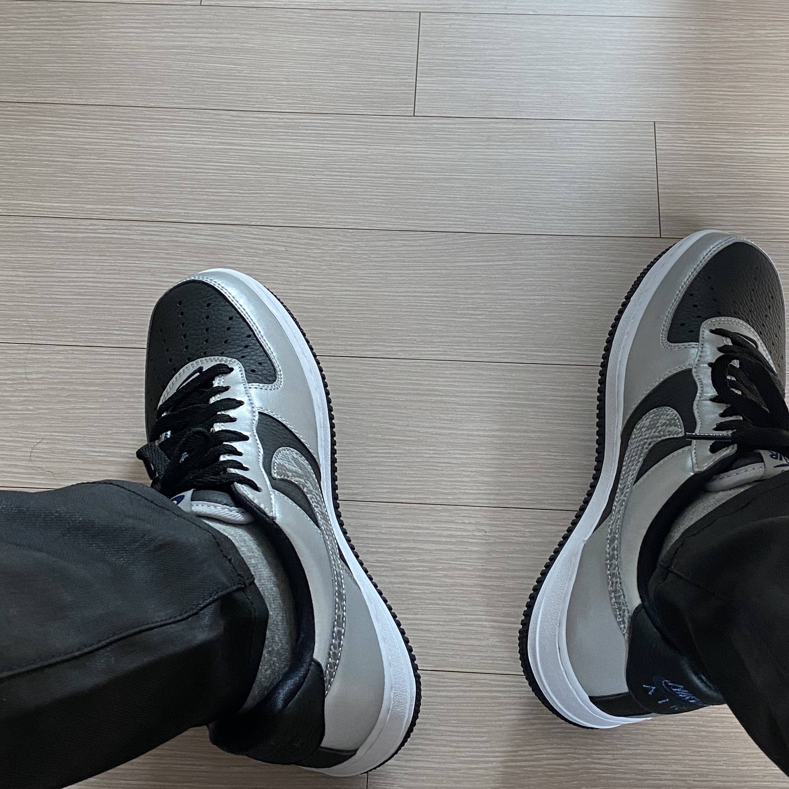 Nike Air Force 1 B Silver Snake 착용 스타일 - 1