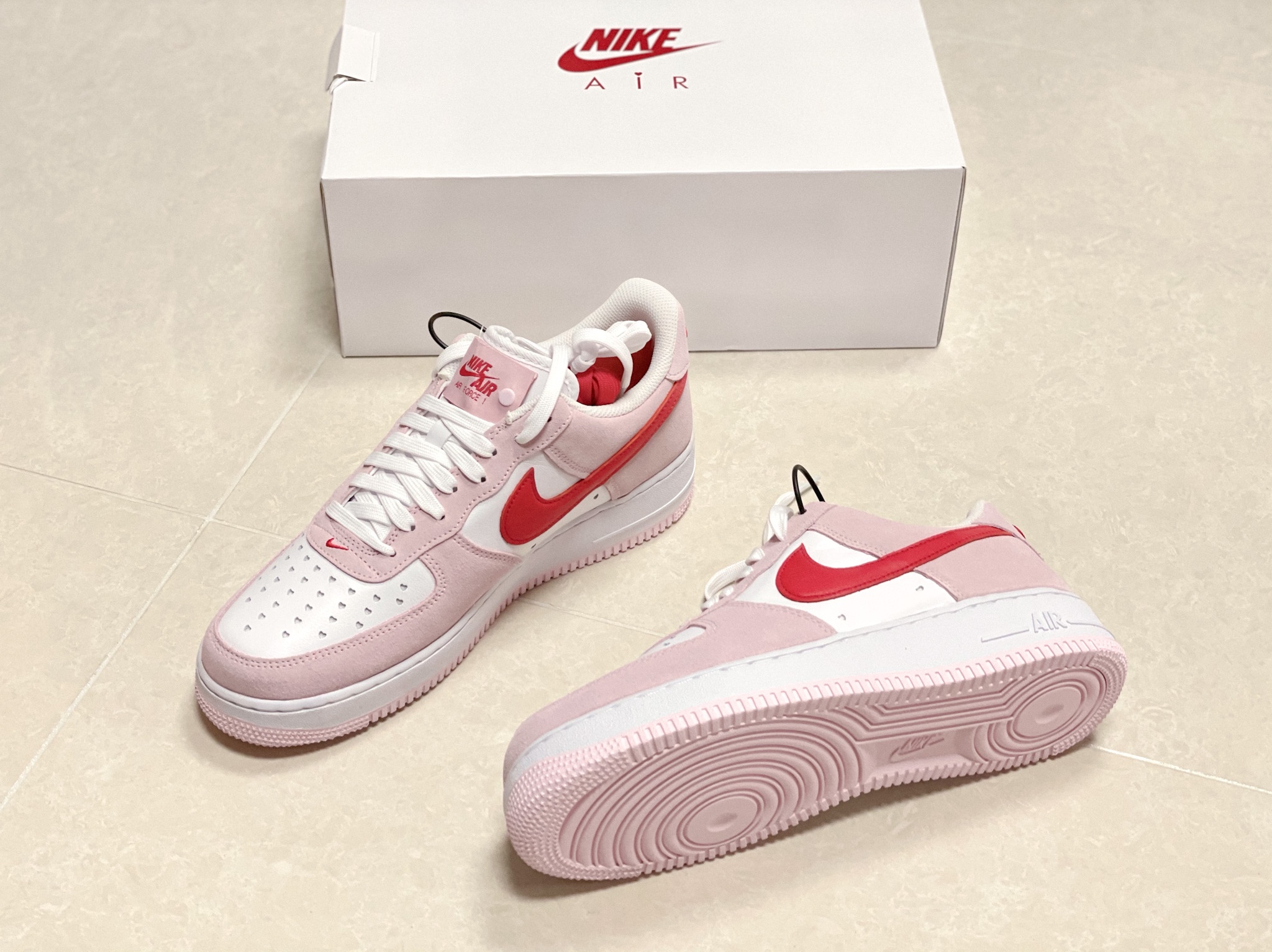 Nike Air Force 1 '07 QS Valentine's Day 착용 스타일