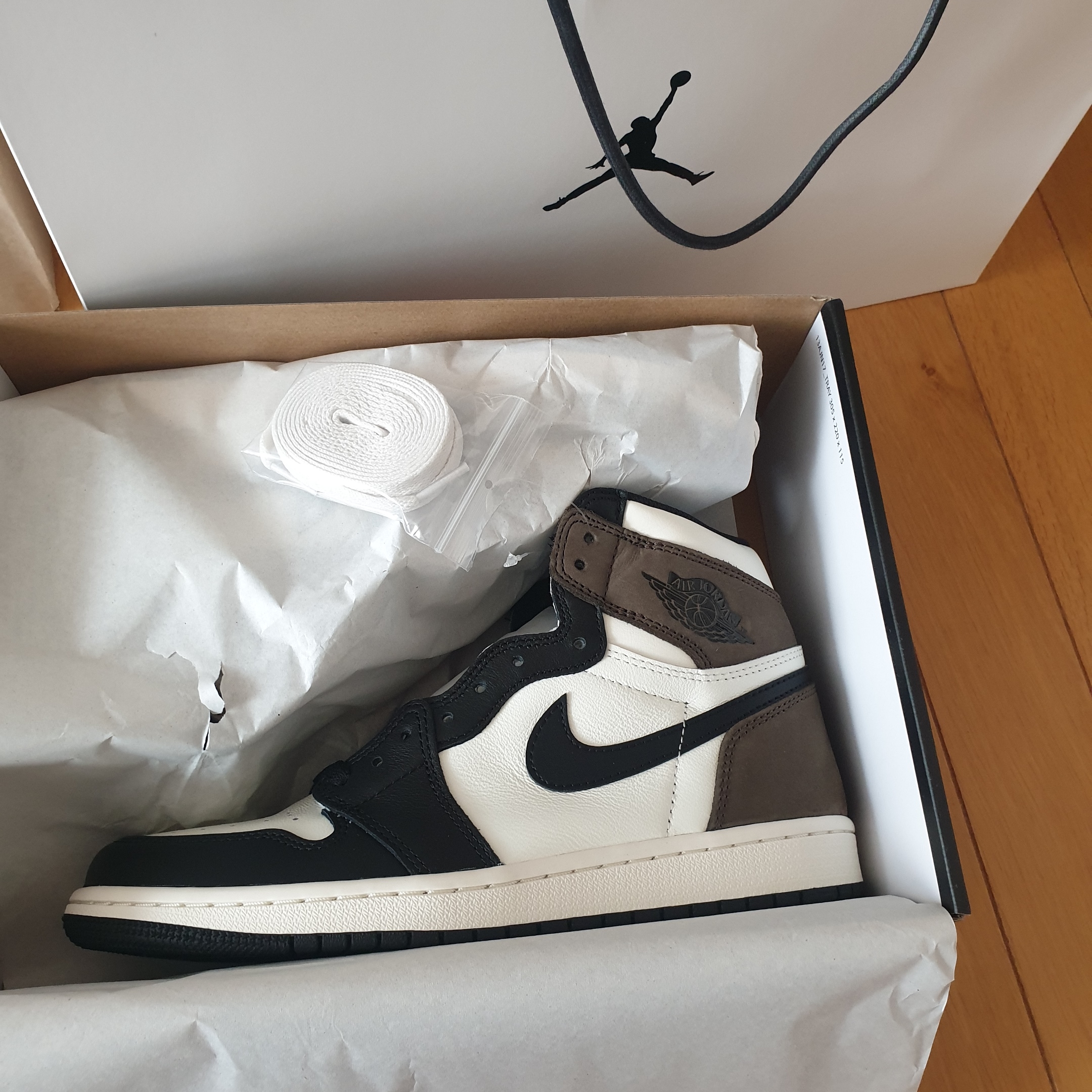 Jordan 1 Retro High OG Black Mocha 착용 스타일 - 1