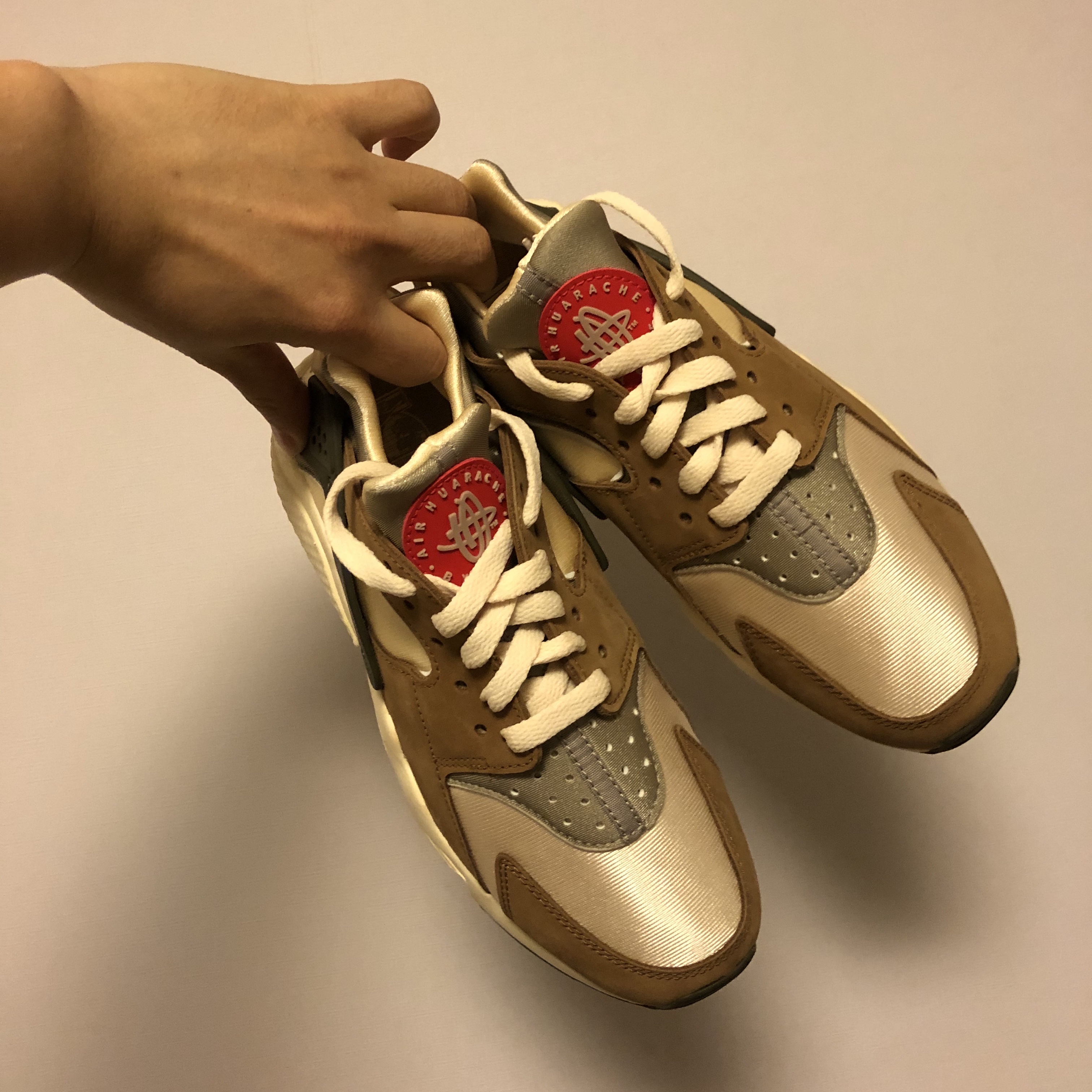 Nike x Stussy Air Huarache LE Desert Oak 착용 스타일 - 3