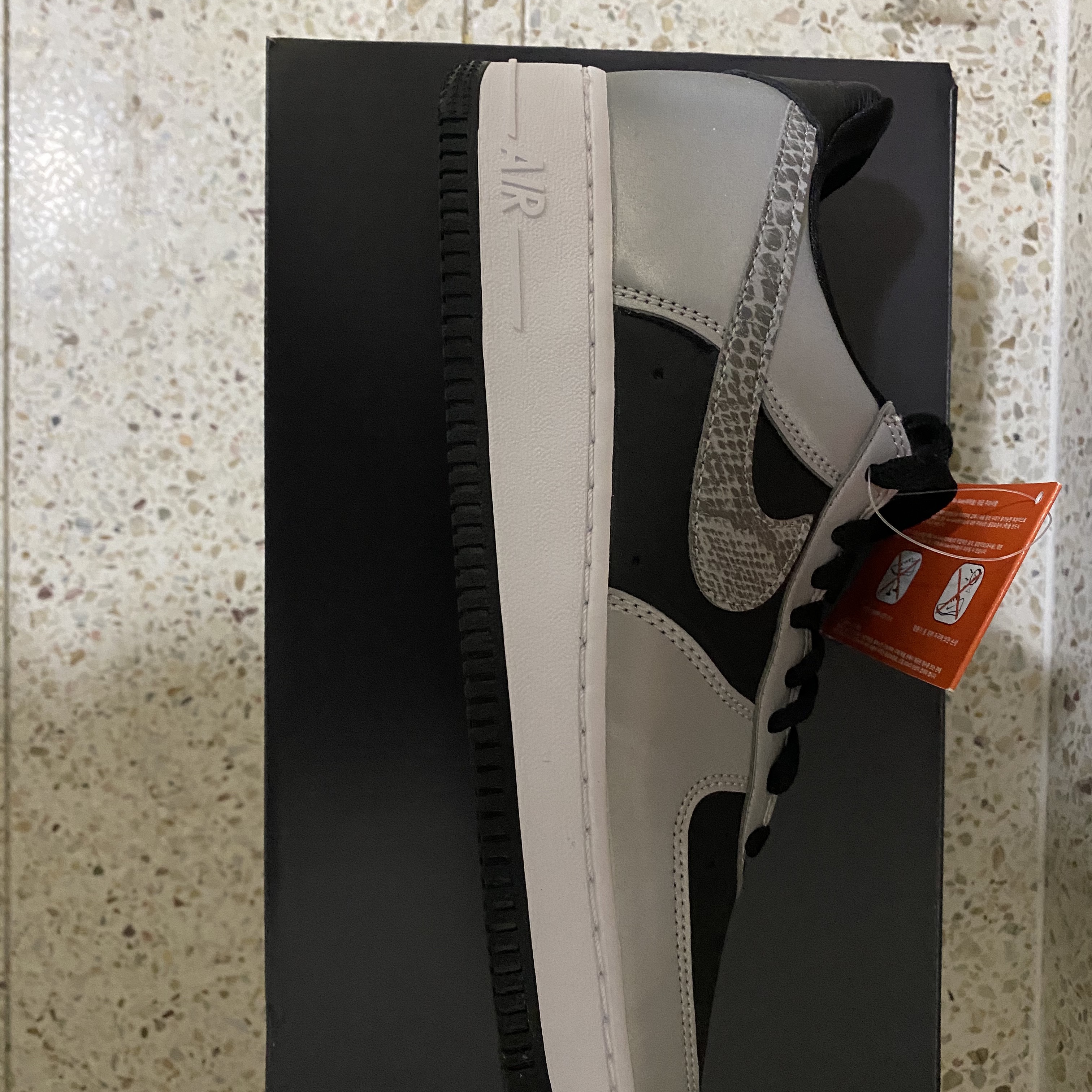 Nike Air Force 1 B Silver Snake 착용 스타일 - 5