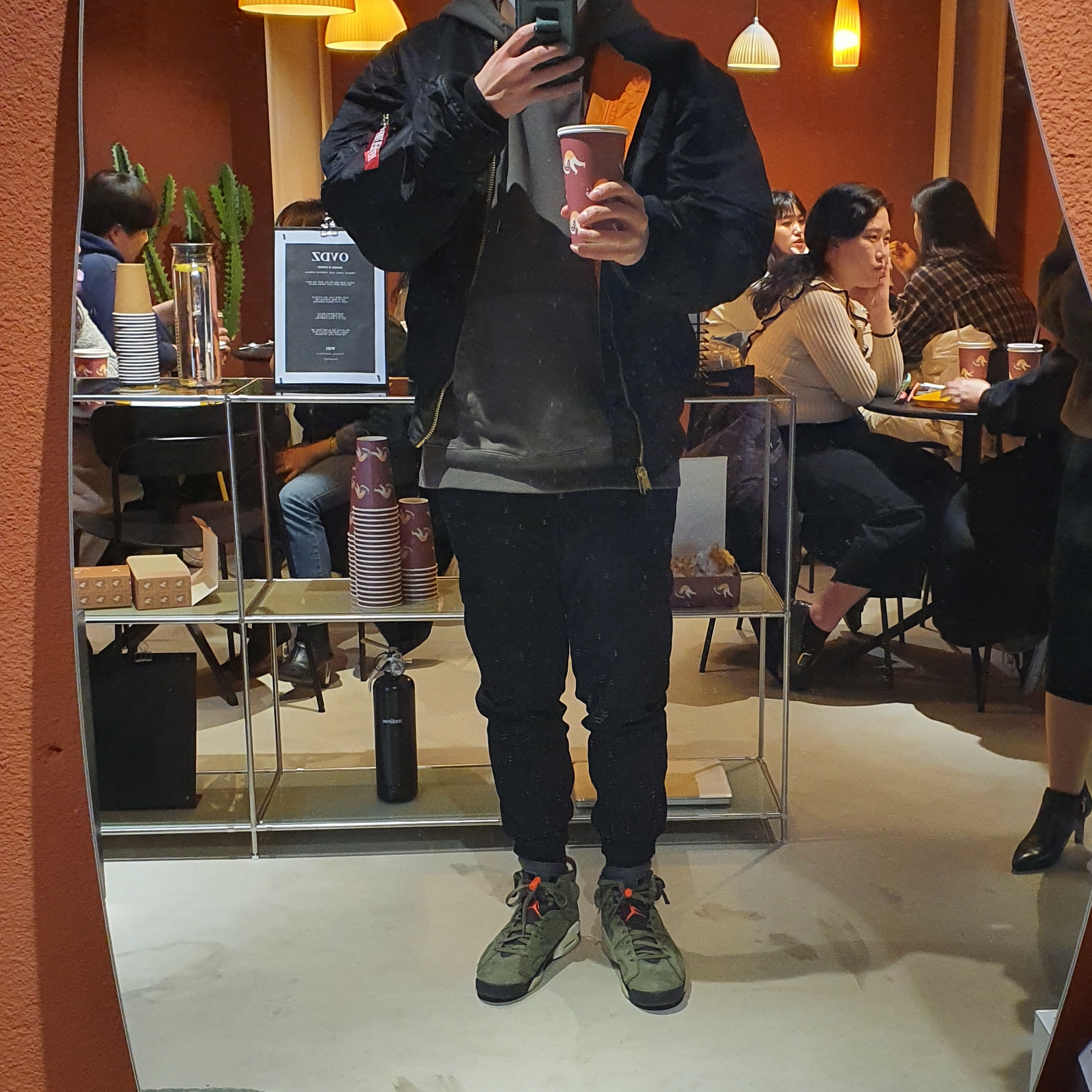 Jordan 6 x Travis Scott Retro Olive 착용 스타일