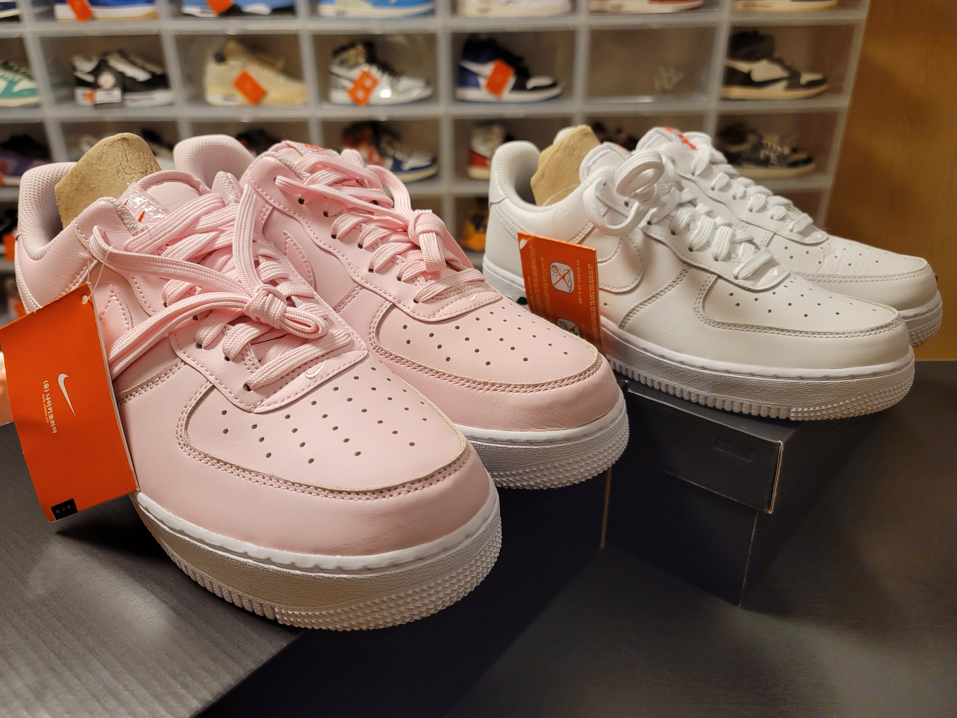 Nike Air Force 1 '07 LX White Bag, Nike Air Force 1 '07 LX Pink Bag 착용 스타일 - 2