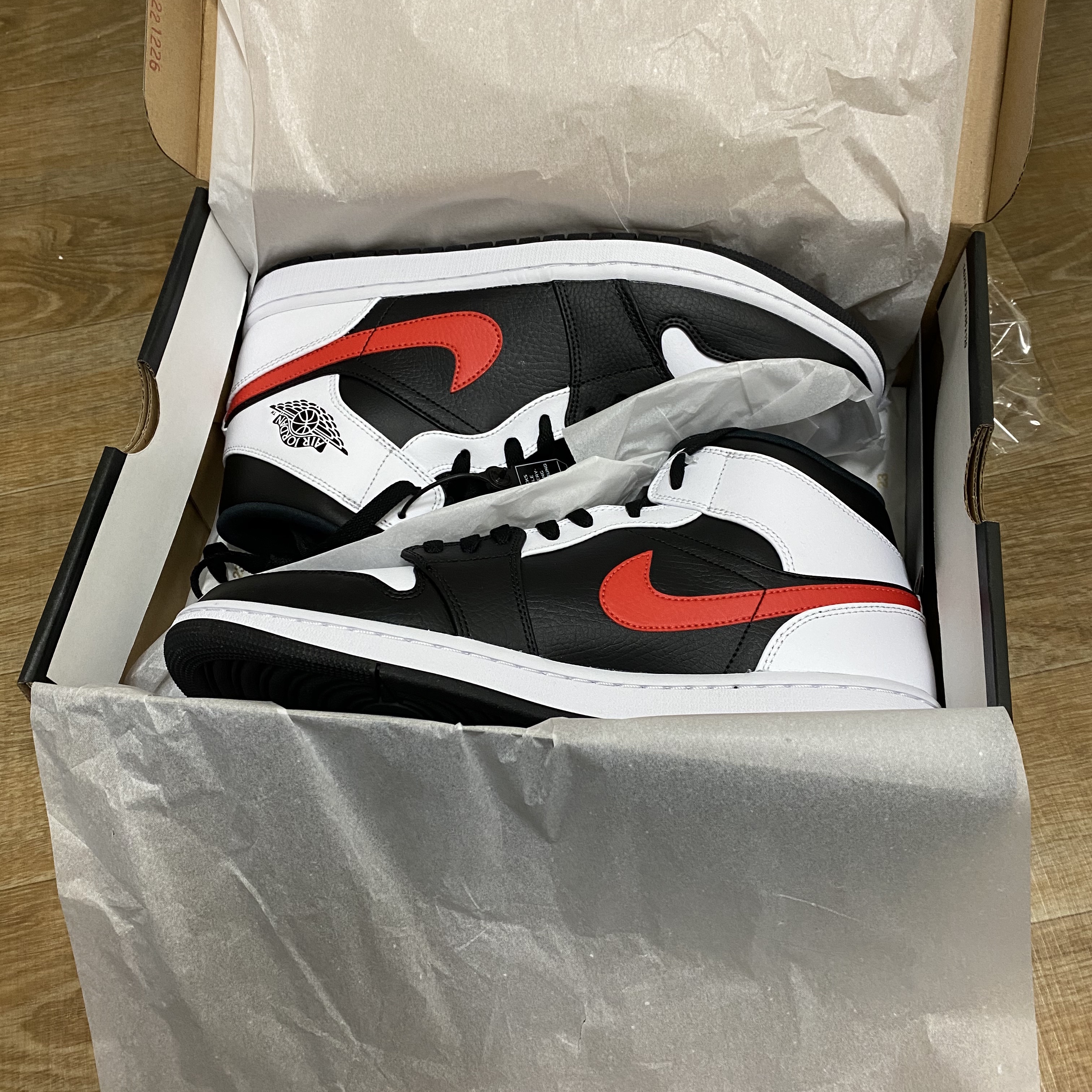Jordan 1 Mid Black Chile Red 착용 스타일 - 1