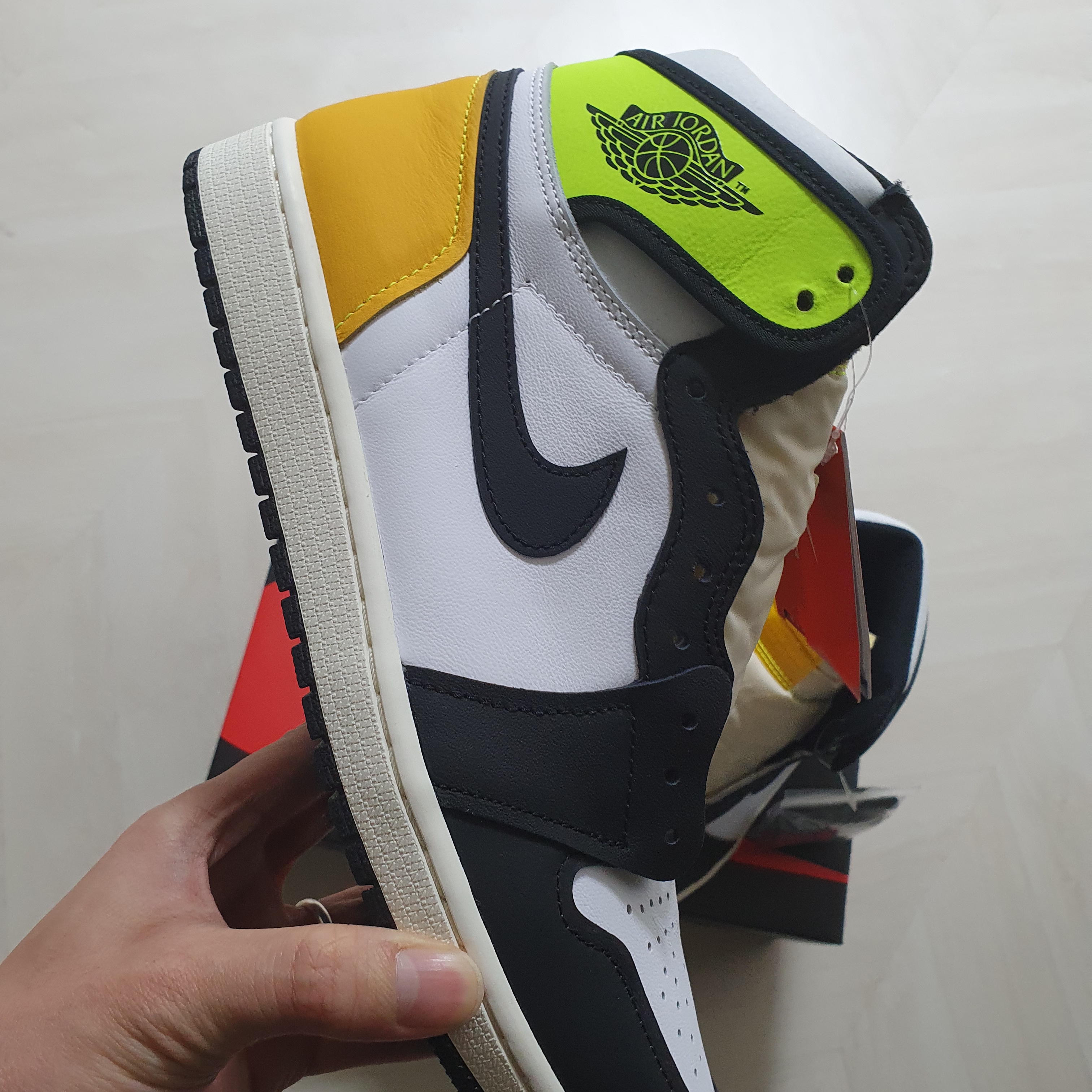 Jordan 1 Retro High OG Volt Gold 착용 스타일