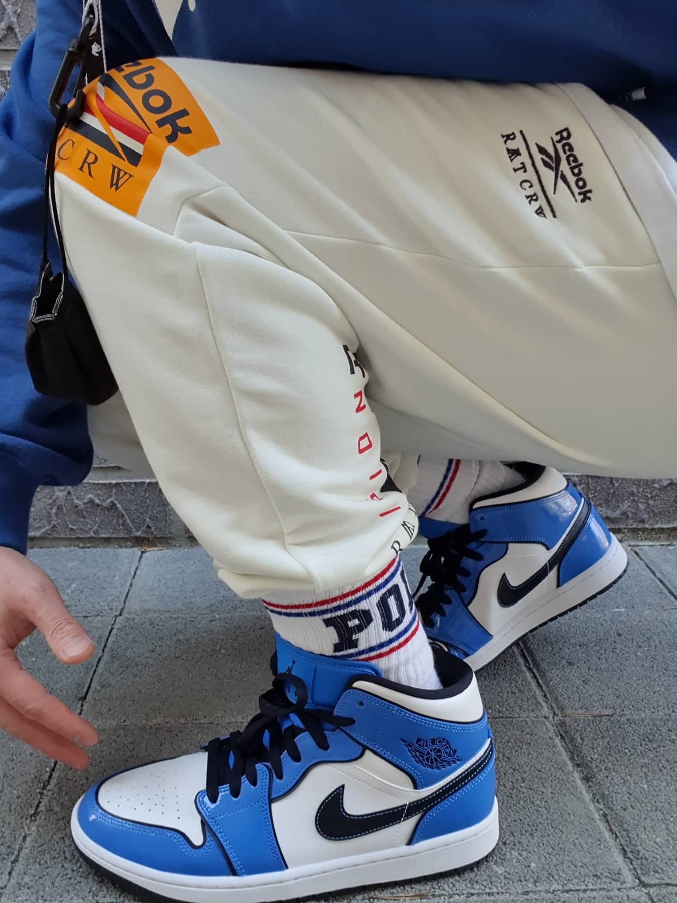 Off-White x Amore Pacific Protection Box (Without Cosmetics), Jordan 1 Mid SE Signal Blue 착용 스타일 - 3