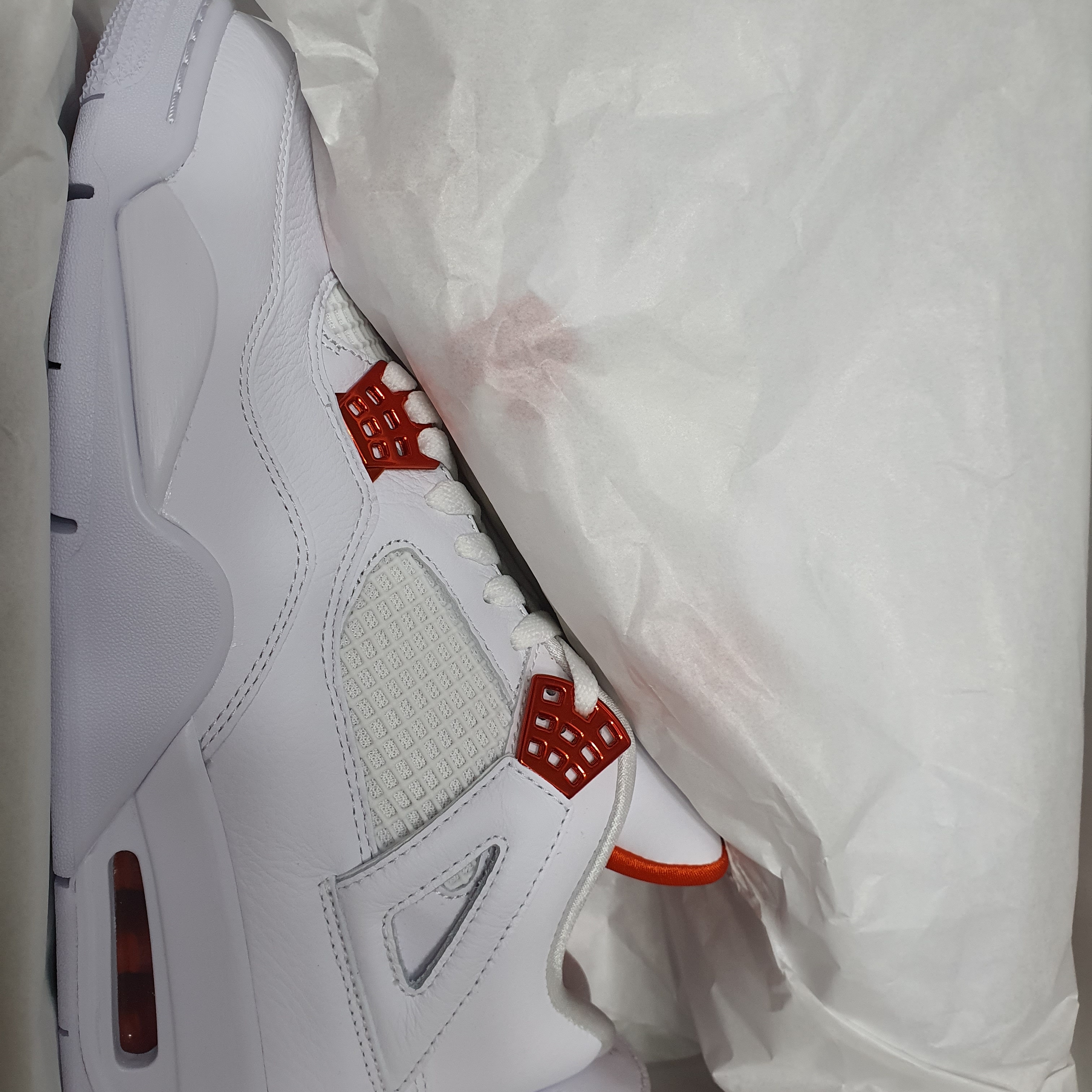 Jordan 4 Retro Orange Metallic 착용 스타일
