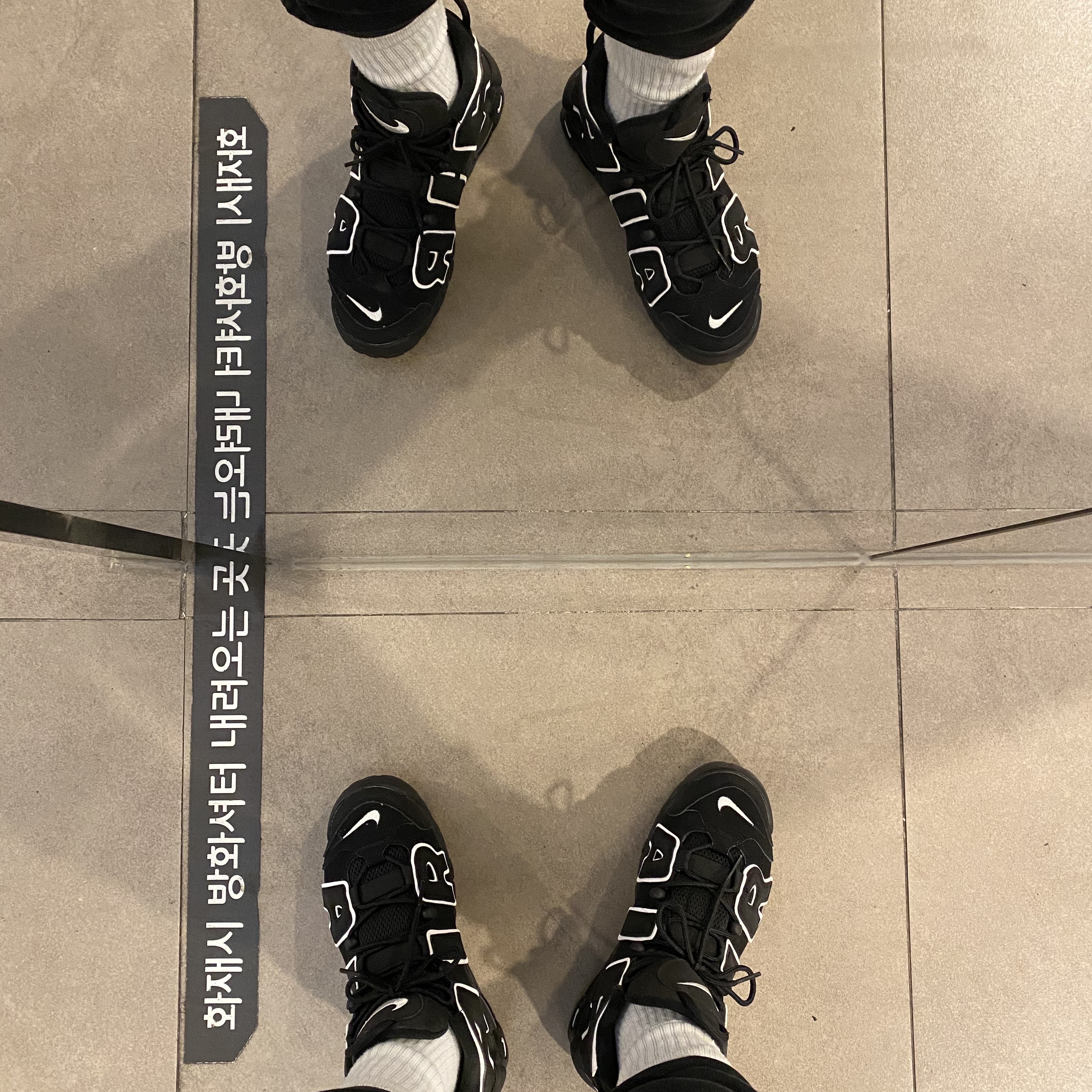 Nike Air More Uptempo Black White 2020 착용 스타일 - 1