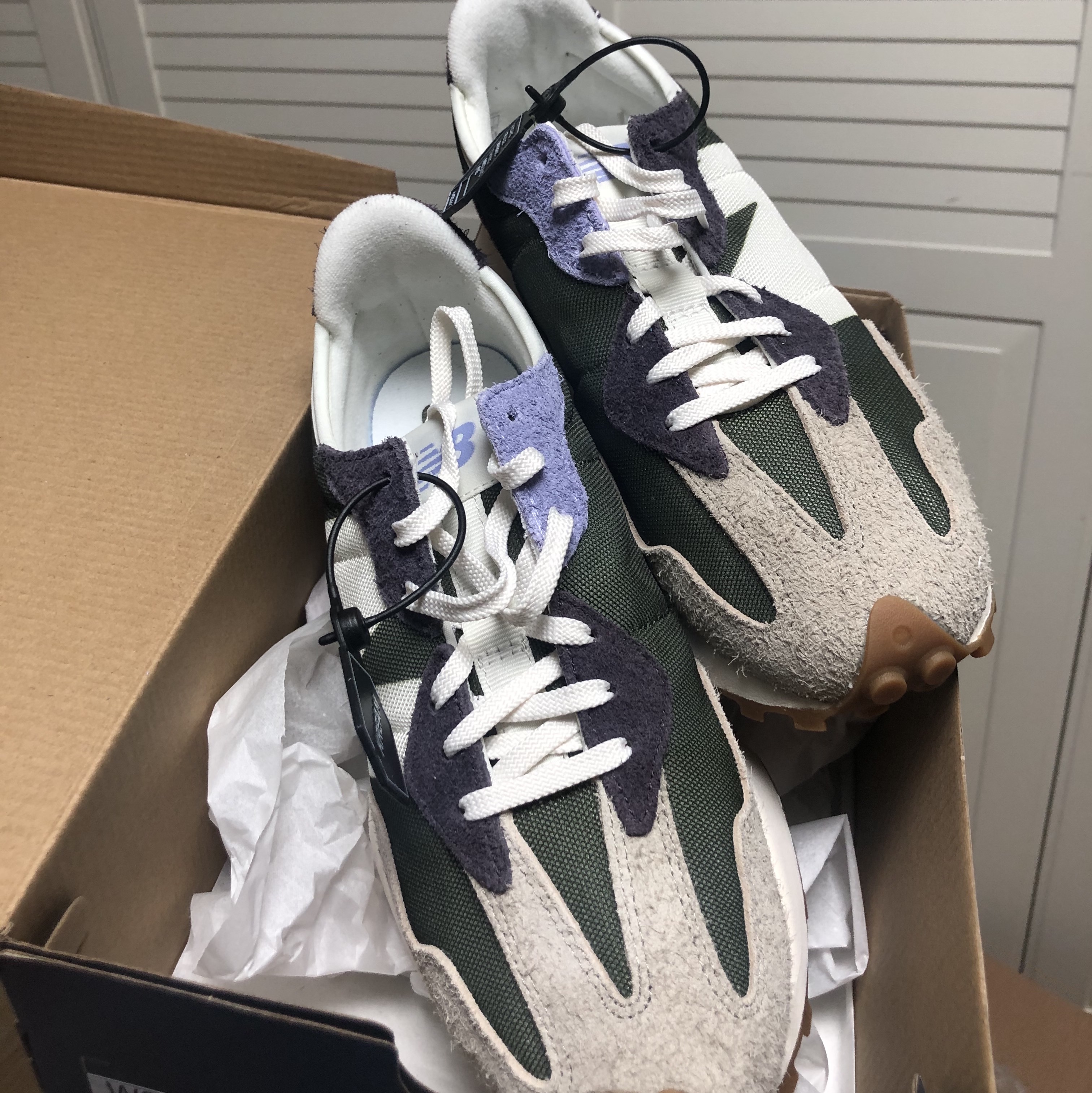 (W) New Balance 327 Oak Leaf Green 착용 스타일 - 1