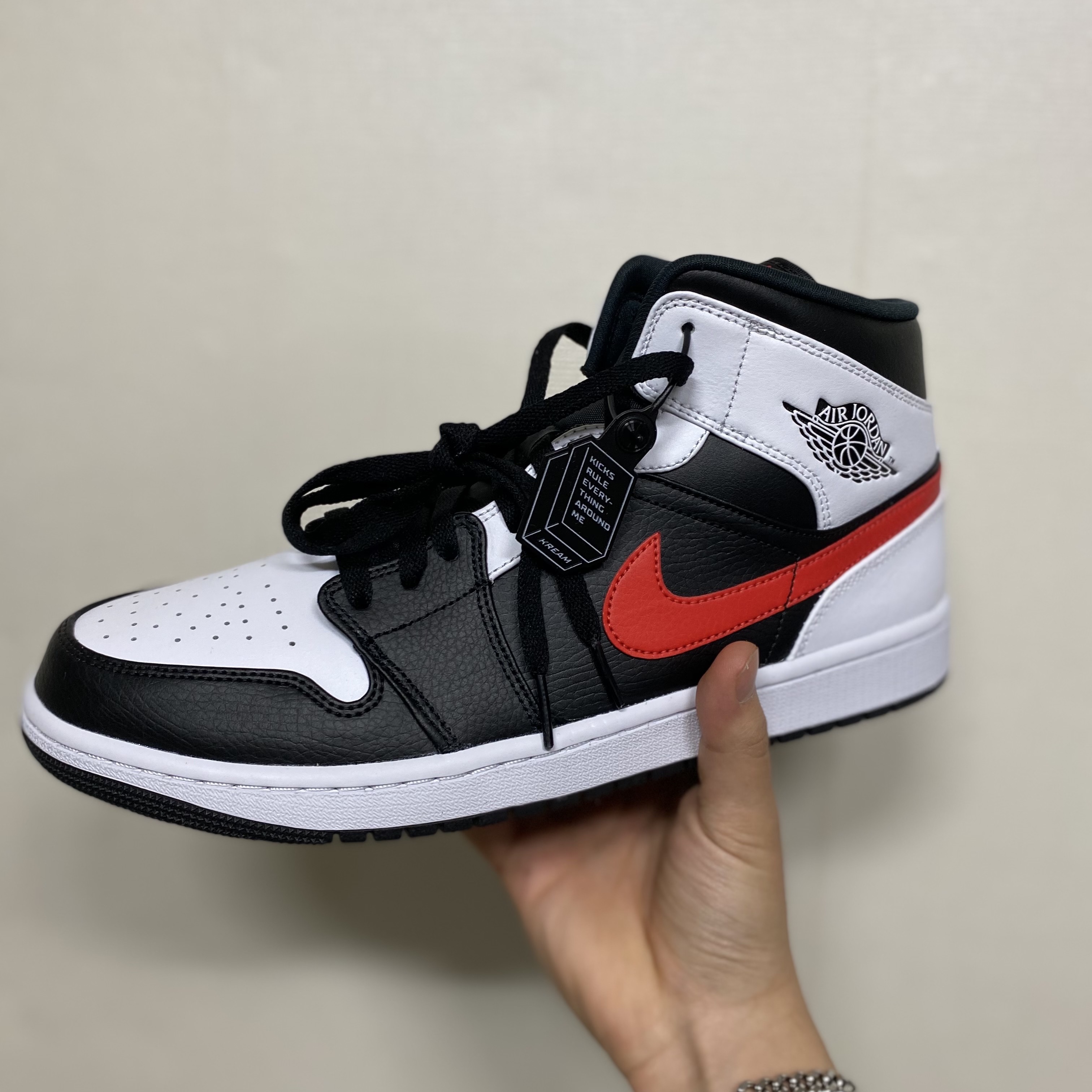 Jordan 1 Mid Black Chile Red 착용 스타일 - 2