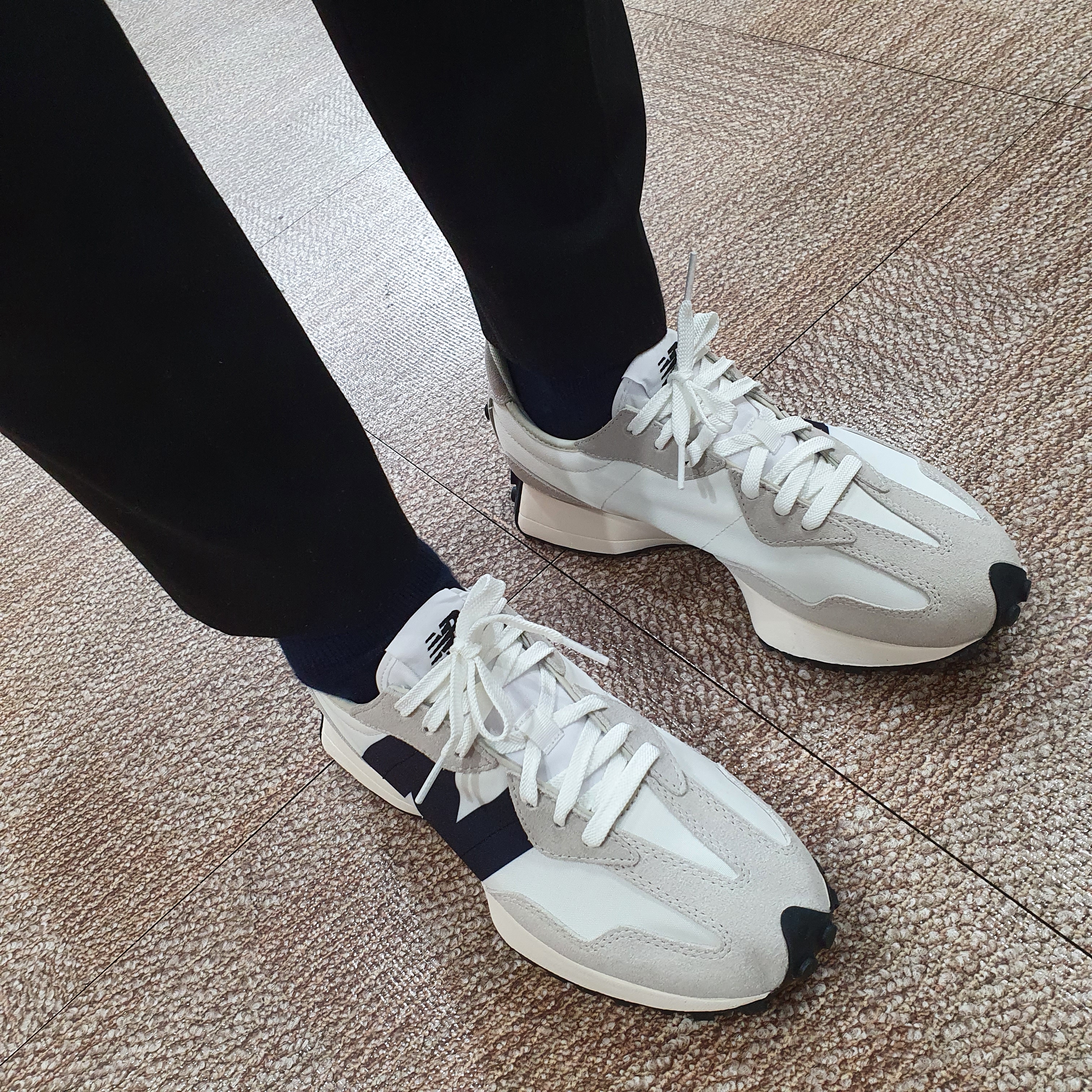 New Balance 327 White Black 착용 스타일 - 3