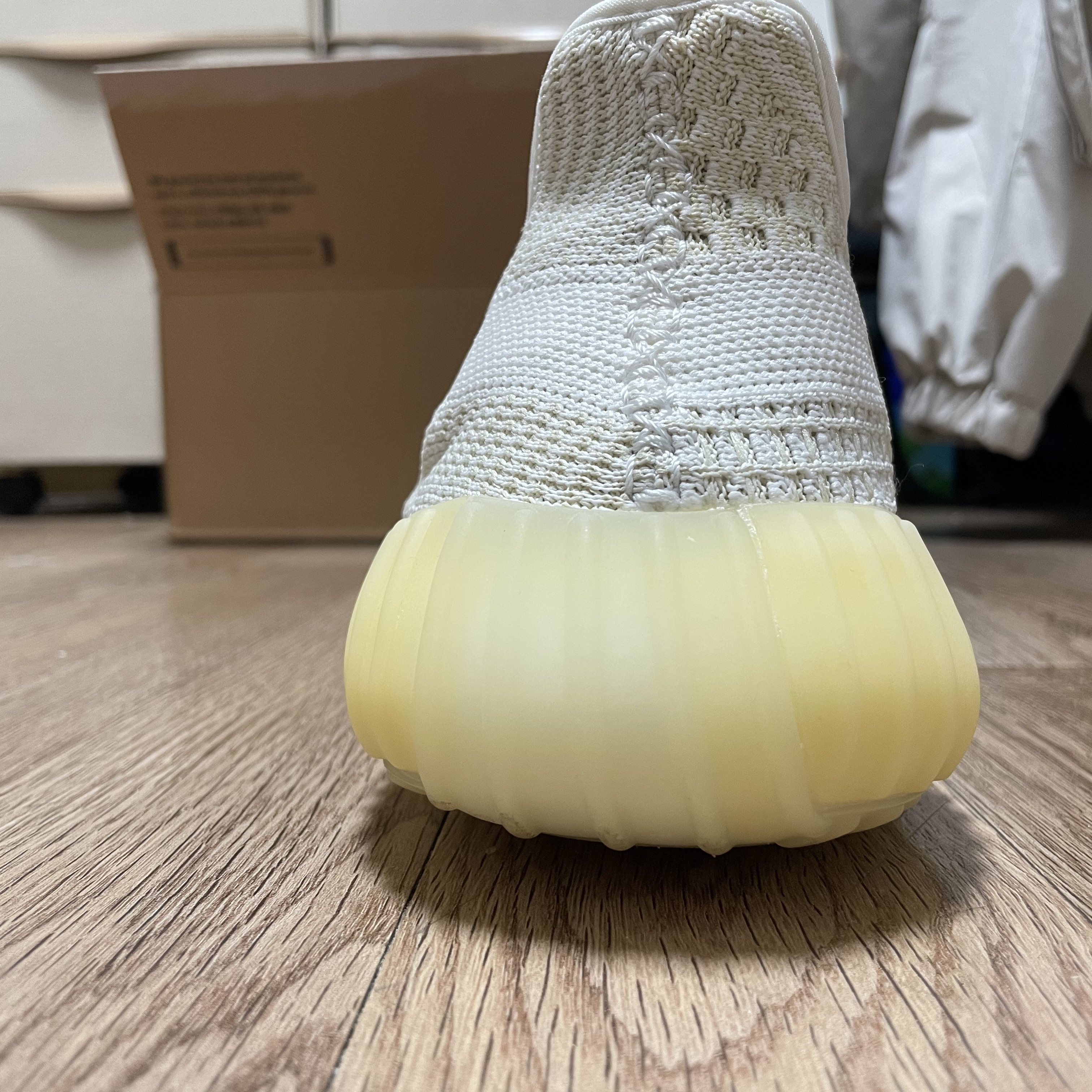 Adidas Yeezy Boost 350 V2 Natural 착용 스타일 - 4