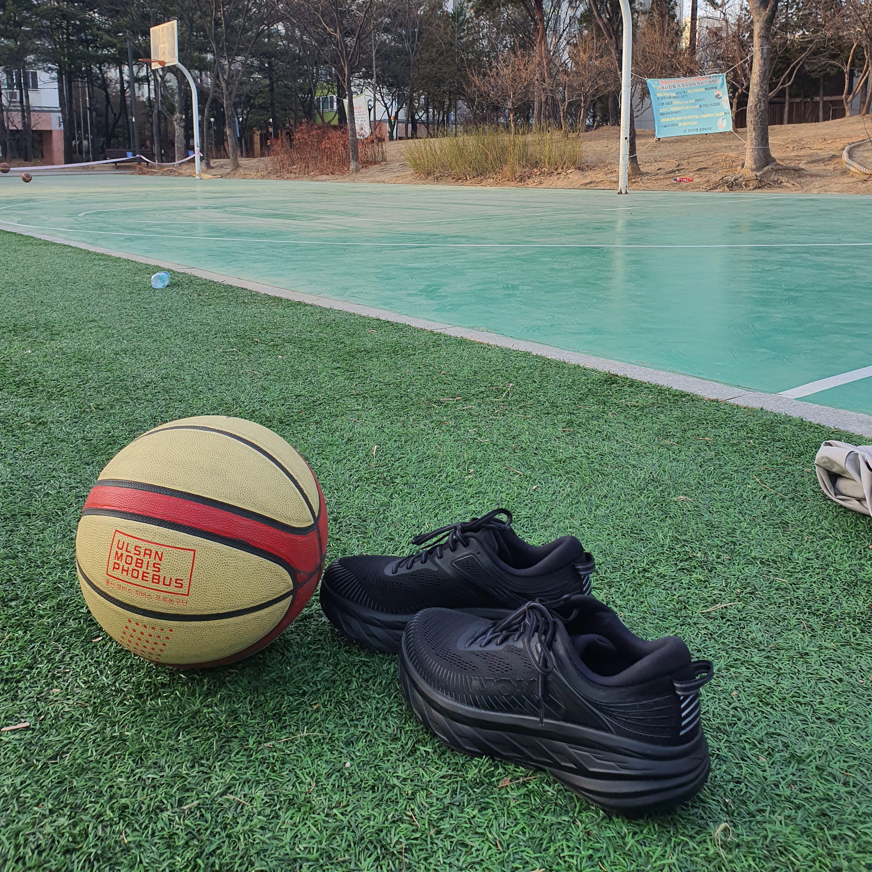 Hoka Bondi 7 Black 착용 스타일