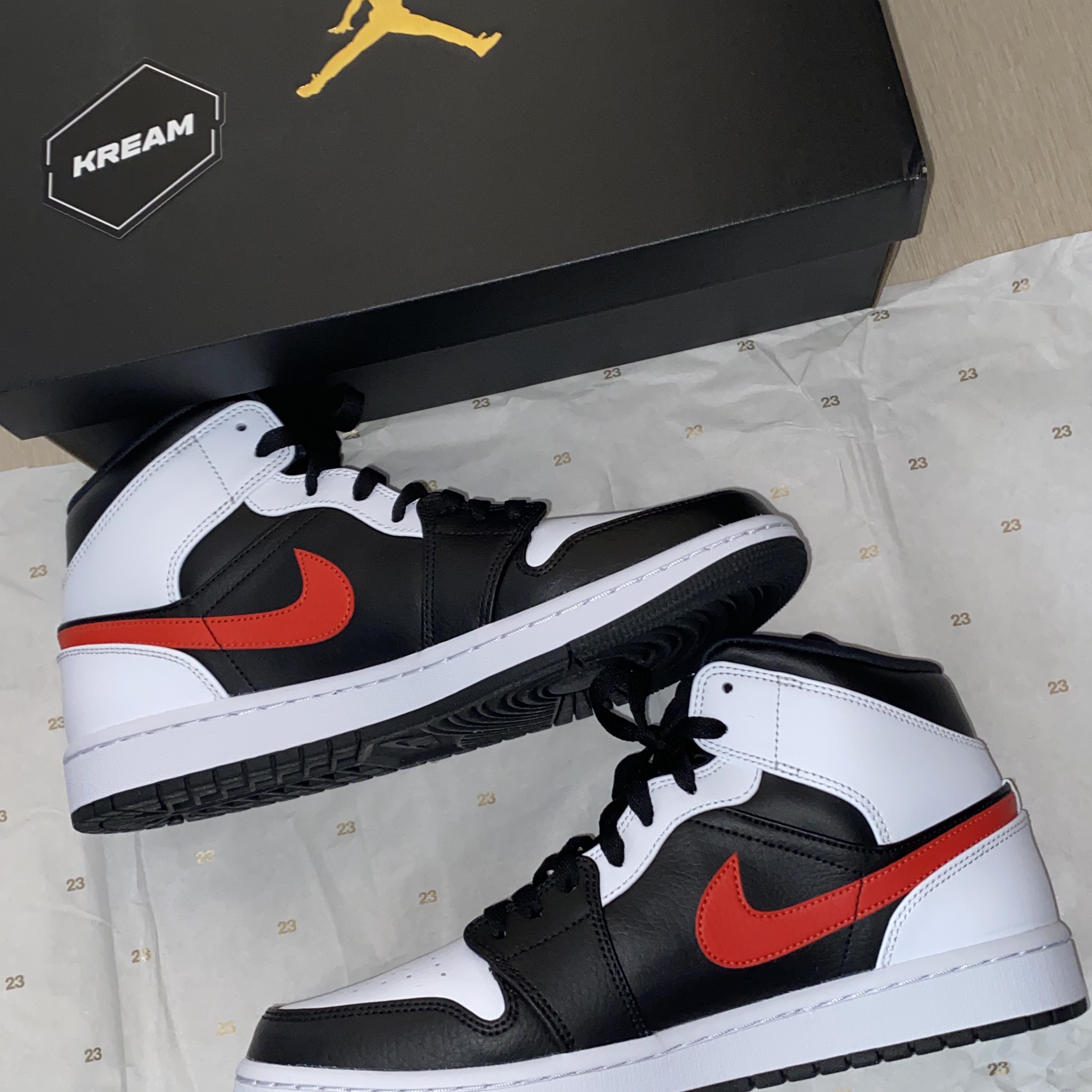 Jordan 1 Mid Black Chile Red 착용 스타일 - 3