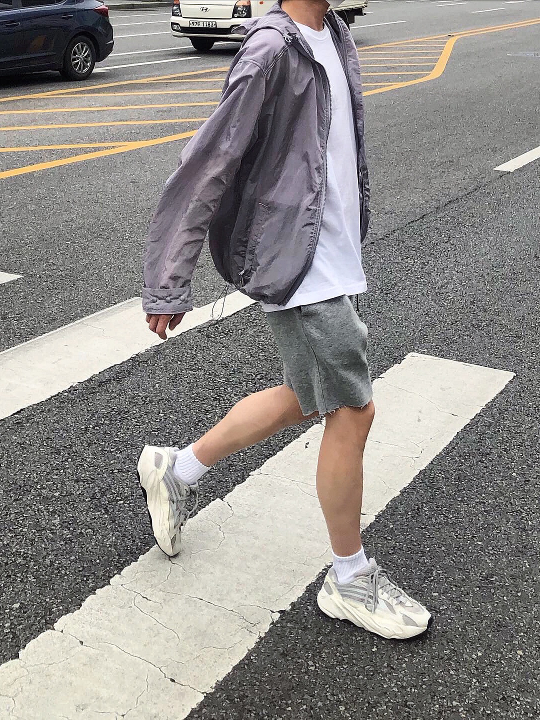 Adidas Yeezy Boost 700 V2 Static 2018 착용 스타일 - 2