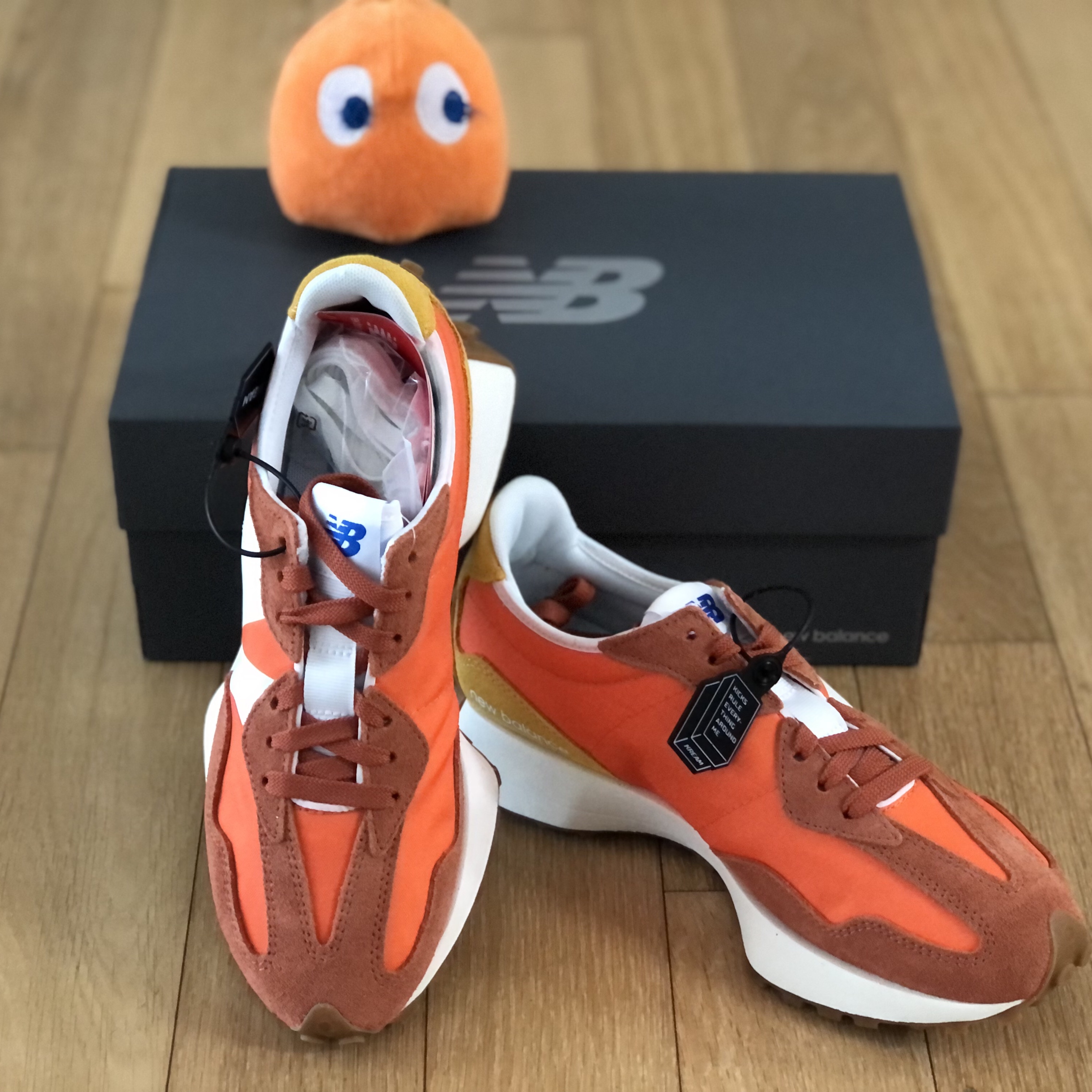 New Balance 327 Orange 착용 스타일 - 2