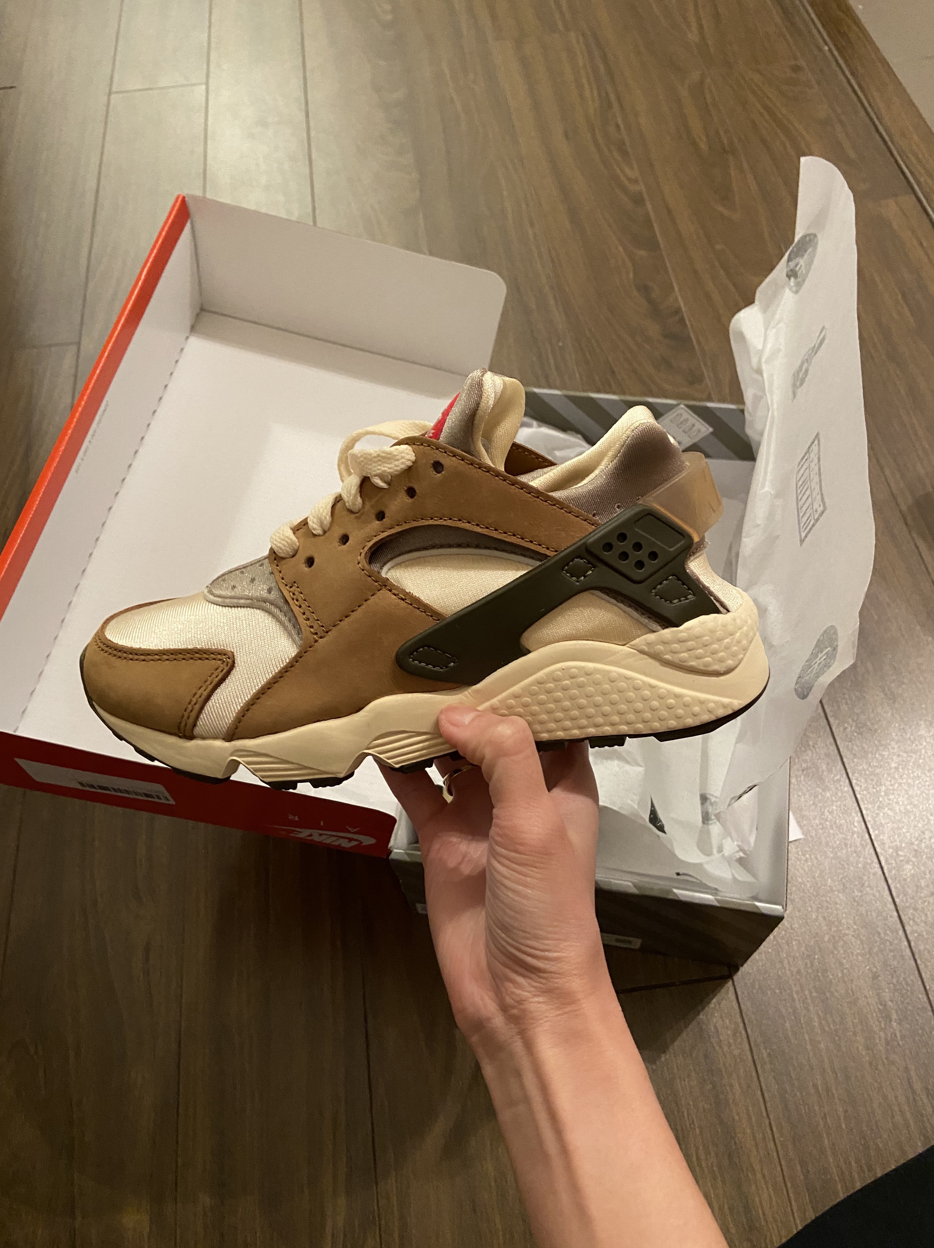 Nike x Stussy Air Huarache LE Desert Oak 착용 스타일 - 2