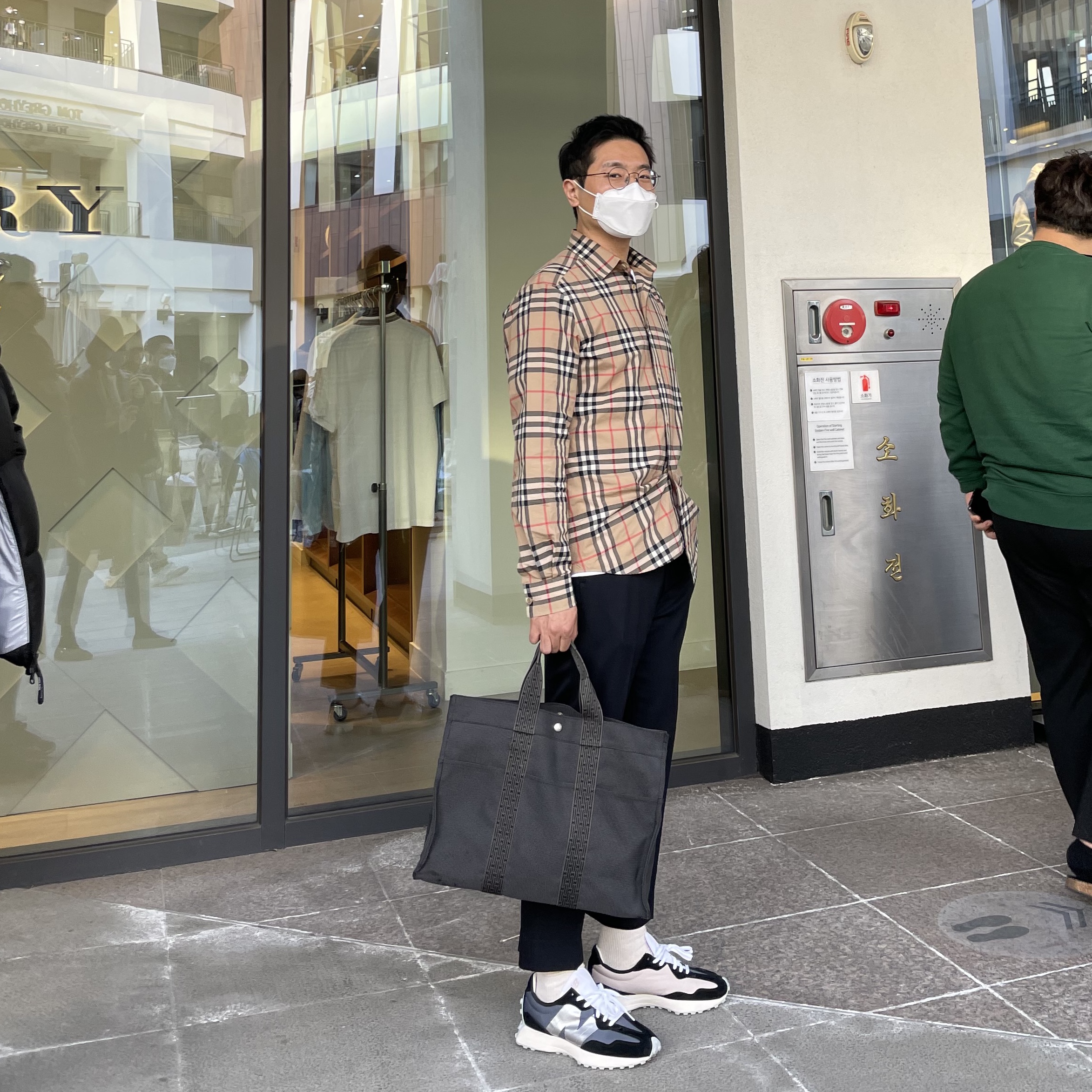 (W) New Balance 327 Black 착용 스타일