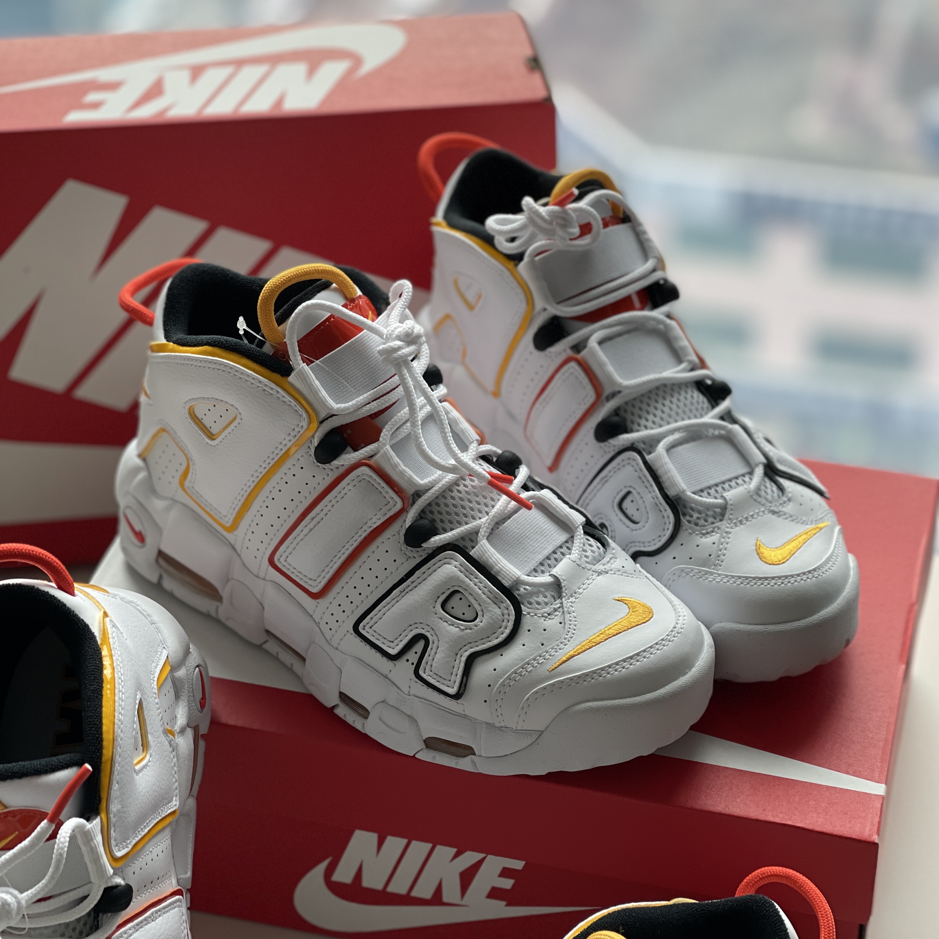 Nike Air More Uptempo Rayguns 착용 스타일