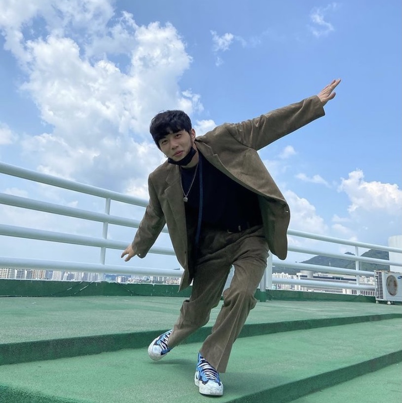Nike x Sacai Blazer Mid White Black Legend Blue 착용 스타일