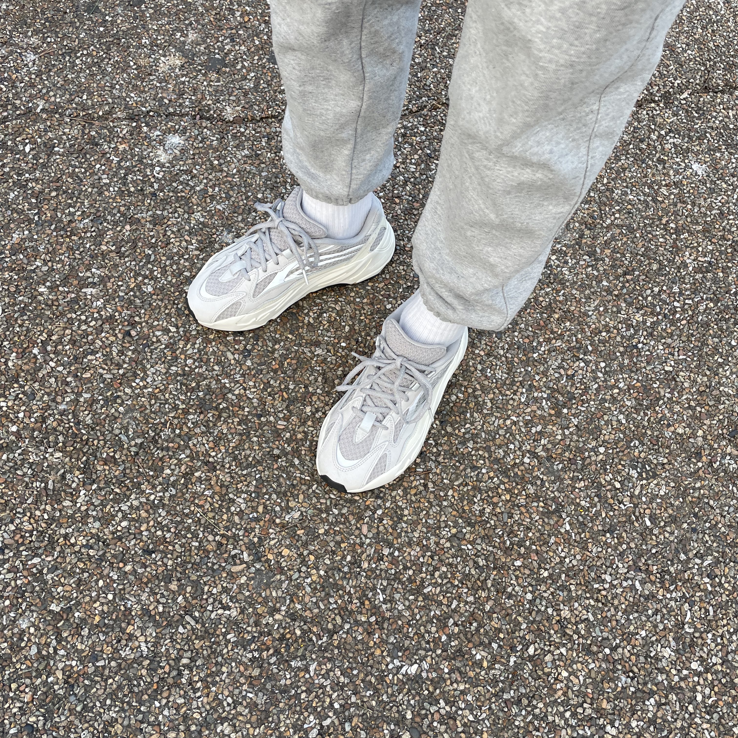 Adidas Yeezy Boost 700 V2 Static 2018 착용 스타일 - 1