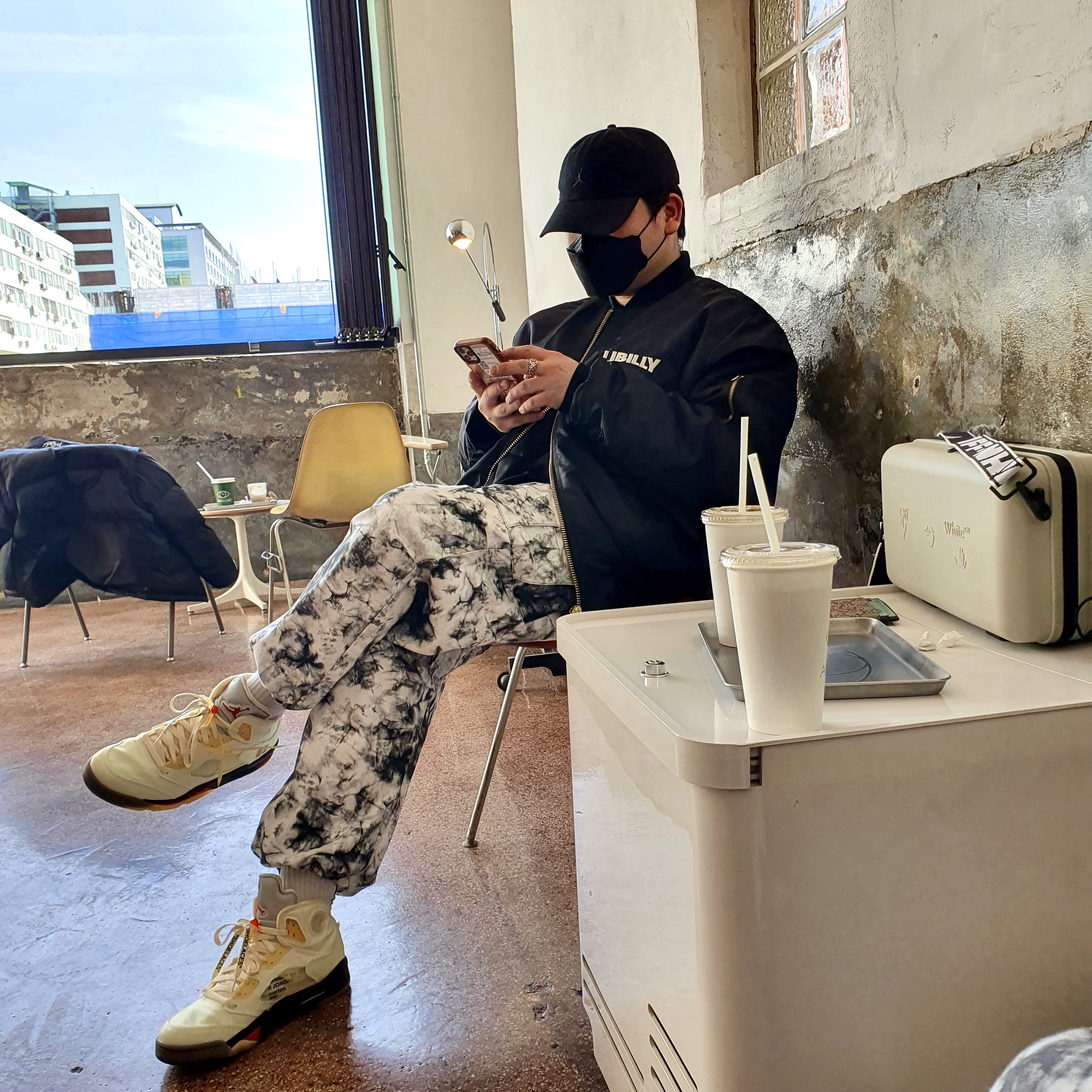 Off-White x Amore Pacific Protection Box (Without Cosmetics), Jordan 5 x Off-White Retro SP Sail Fire Red 착용 스타일