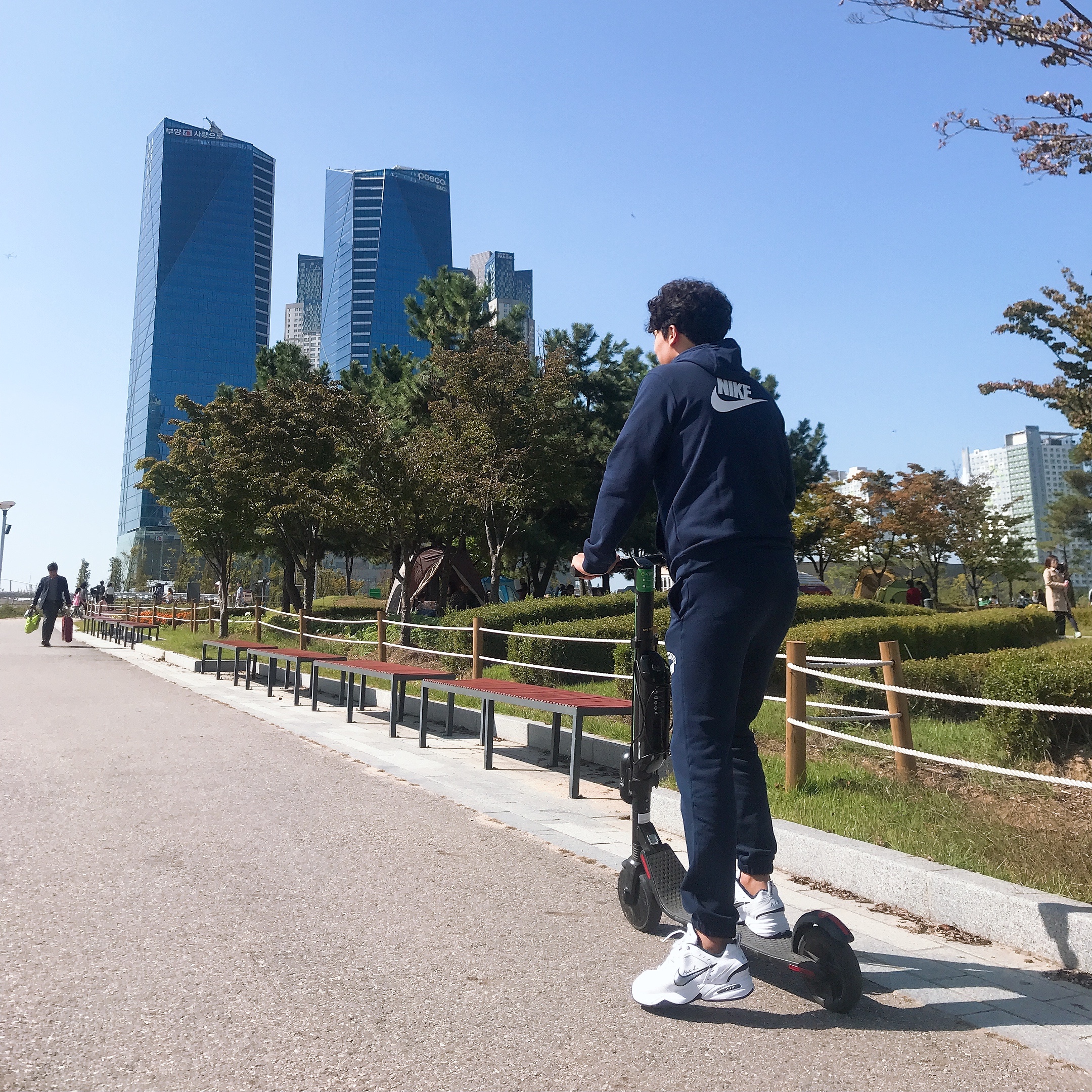 Nike x Martine Rose Air Monarch IV Martine Rose White 착용 스타일