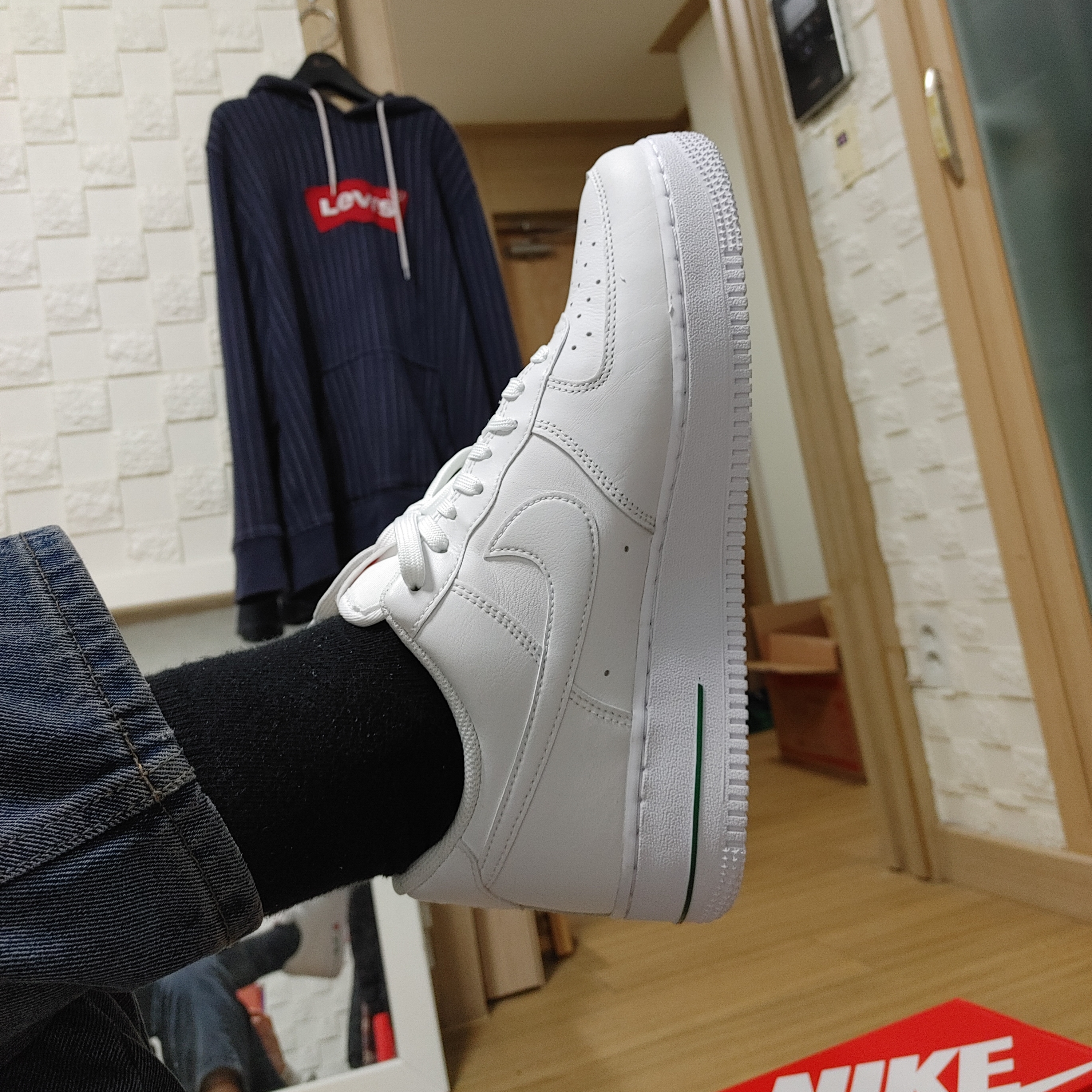 Nike Air Force 1 '07 LX White Bag 착용 스타일 - 1