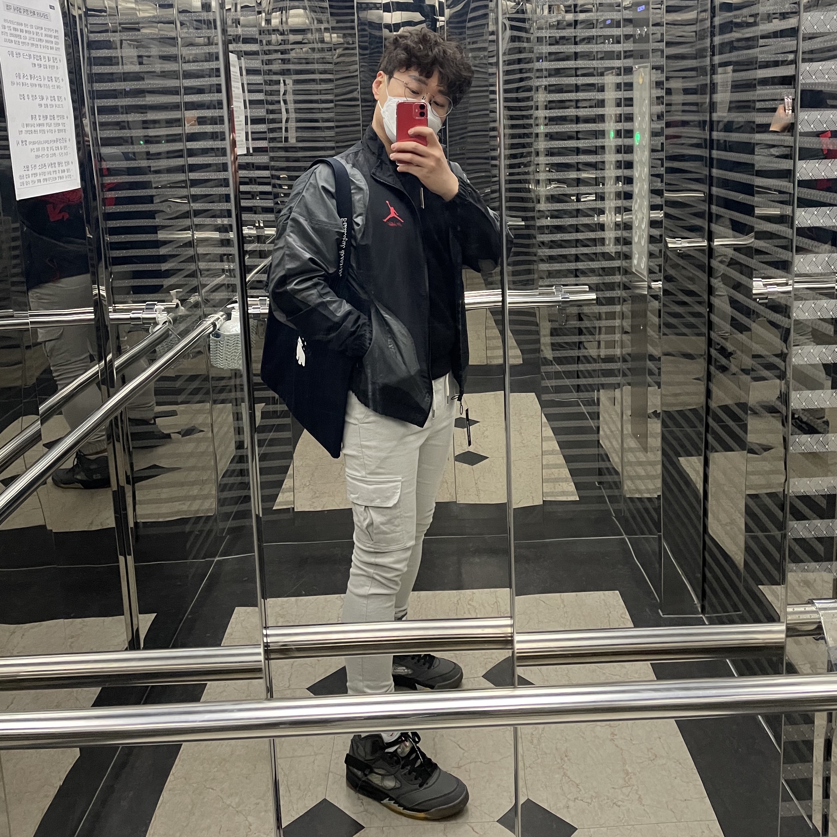 Jordan 5 x Off-White Retro SP Black Muslin, Jordan x Off-White Woven Jacket Black - Asia 착용 스타일 - 1