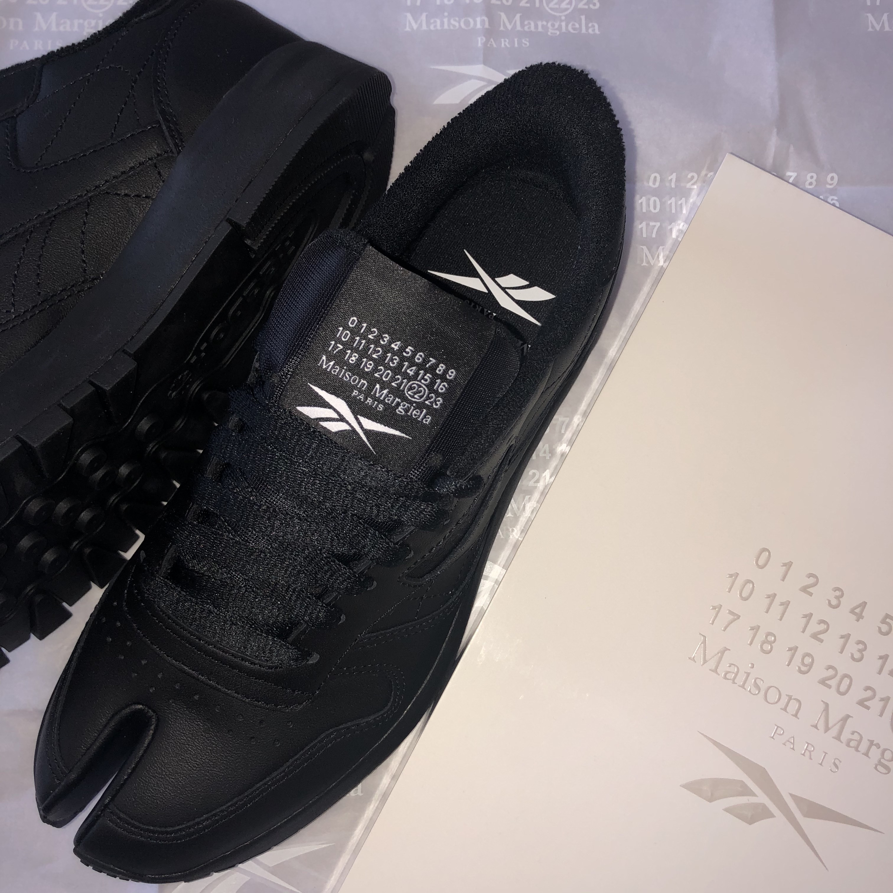 Reebok x Maison Margiela Classic Leather Tabi Shoes Black 착용 스타일