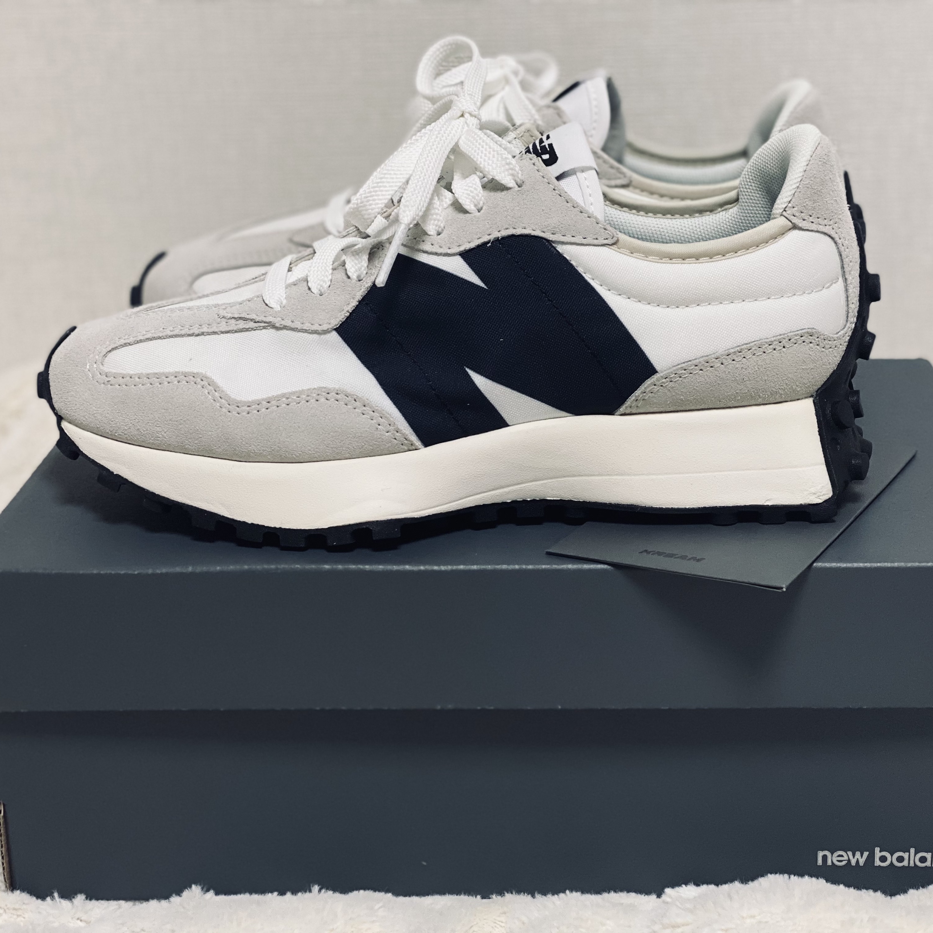 New Balance 327 White Black 착용 스타일 - 2