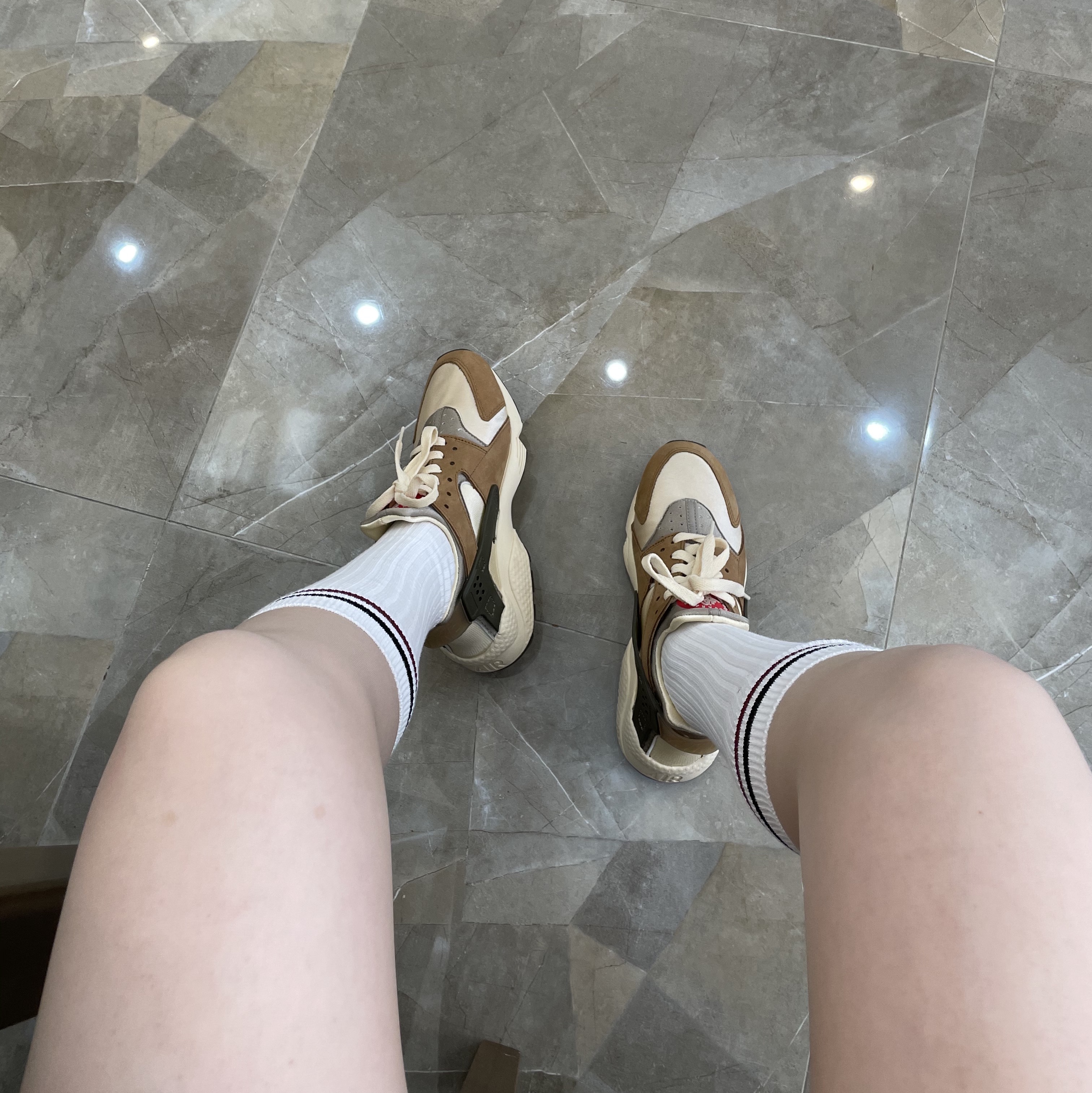 Nike x Stussy Air Huarache LE Desert Oak 착용 스타일 - 1