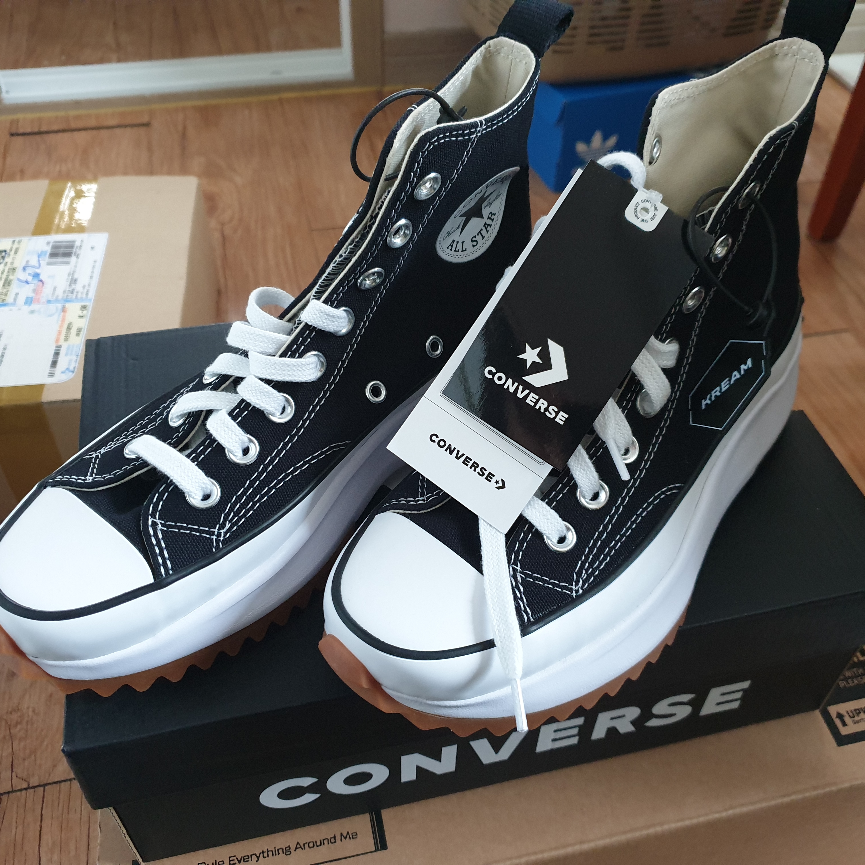 Converse Run Star Hike Hi Black White Gum 착용 스타일