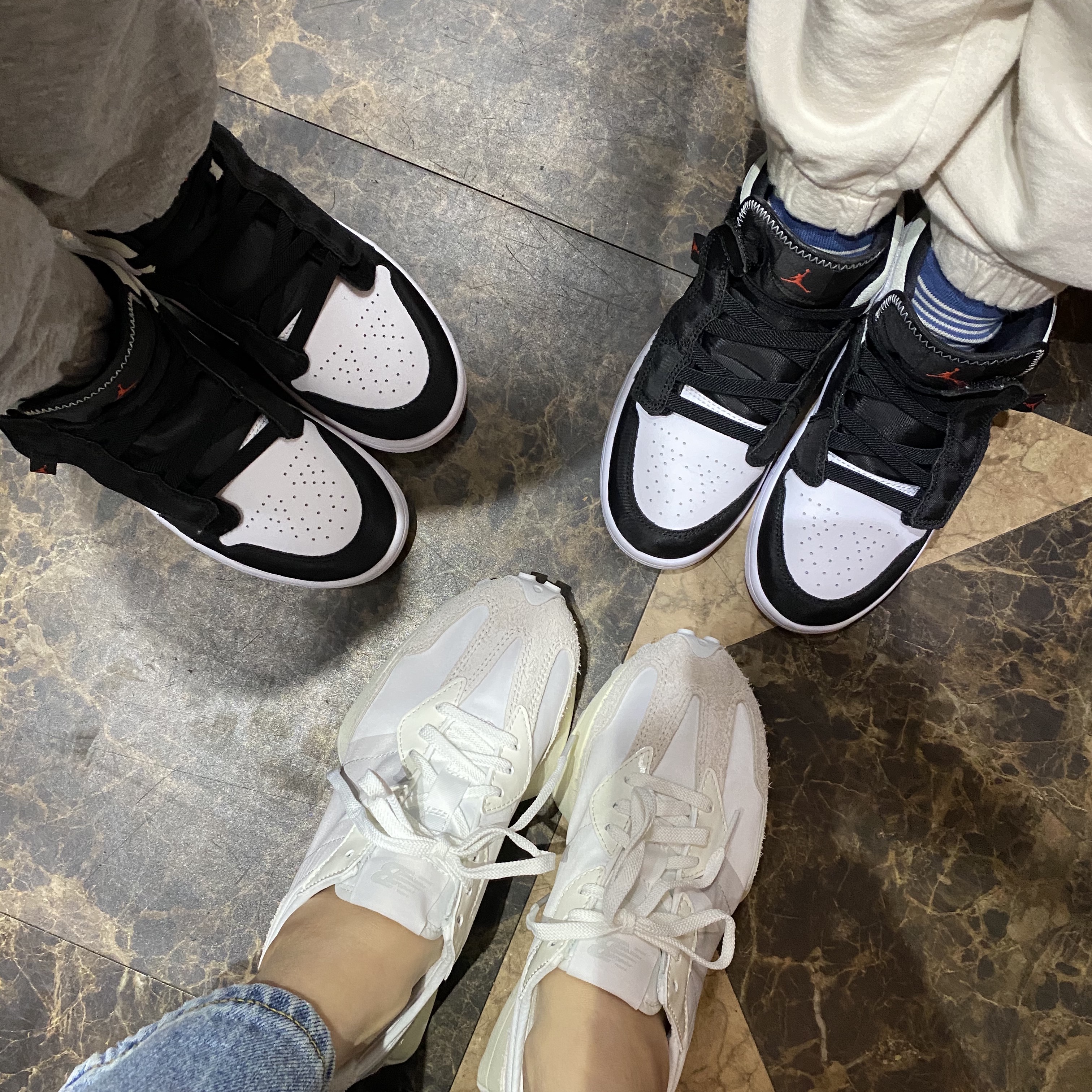 (W) New Balance 327 White Moonbeam, (PS) Jordan 1 Mid Alt Track Red 착용 스타일