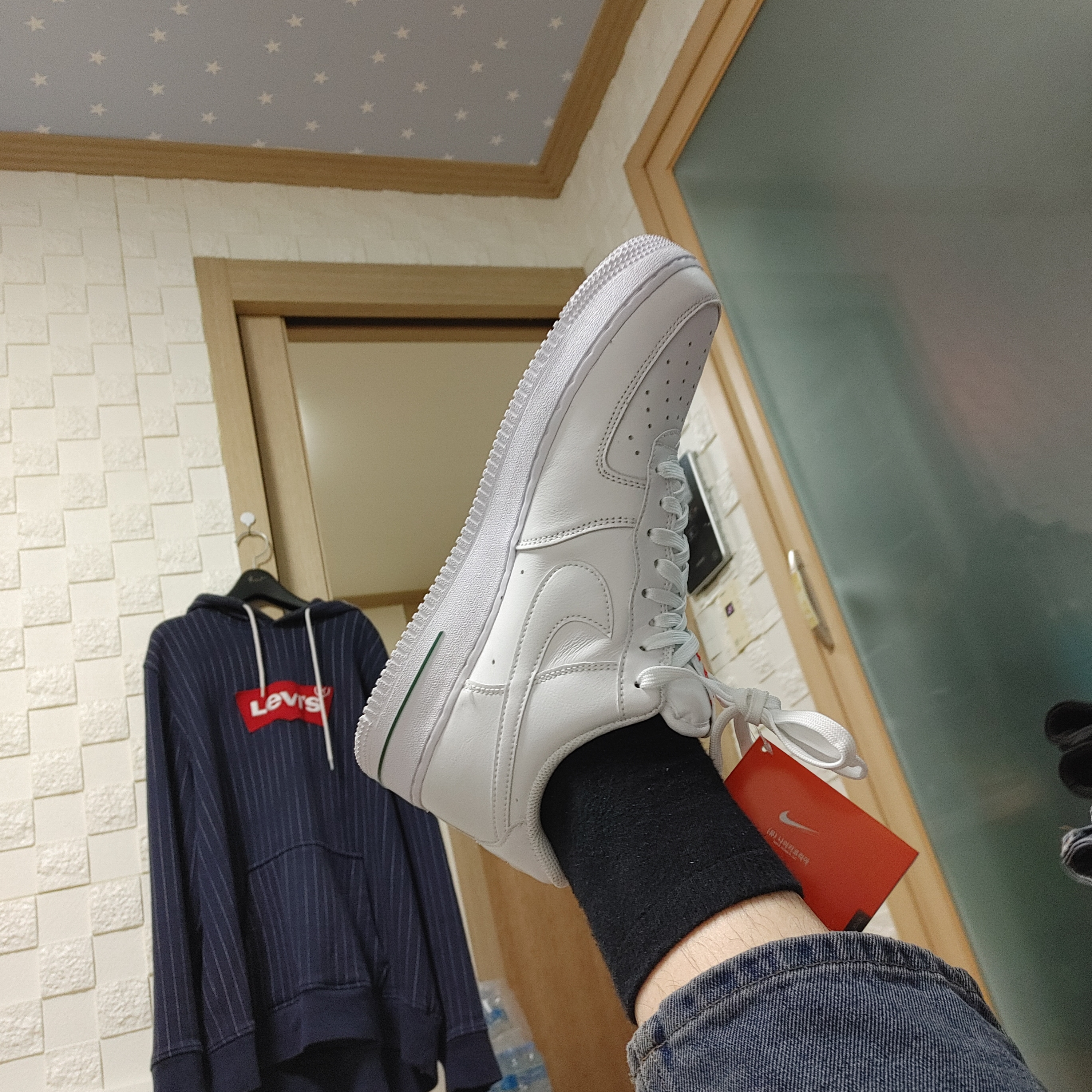 Nike Air Force 1 '07 LX White Bag 착용 스타일 - 2