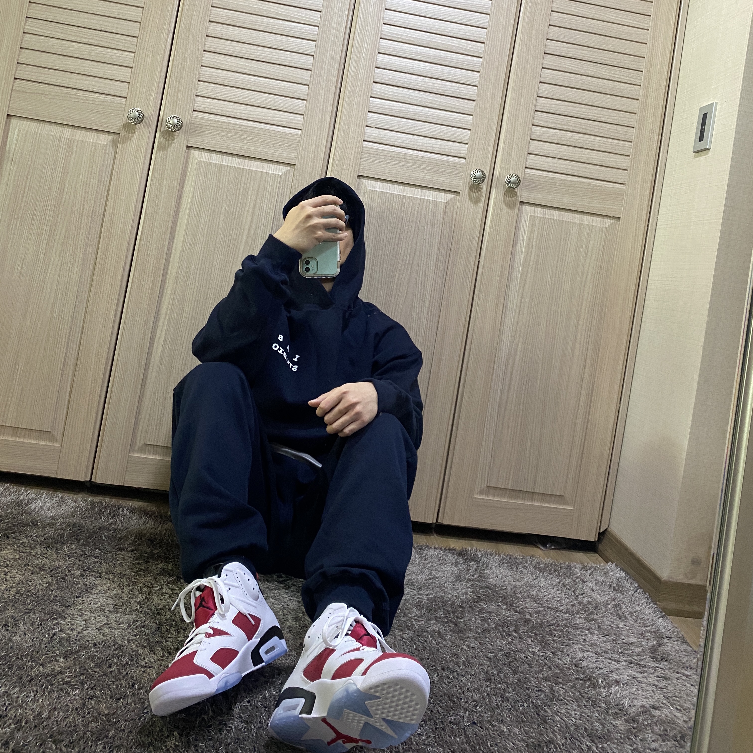 Jordan 6 Retro Carmine 2021, IAB Studio Hoodie Navy - 21SS 착용 스타일