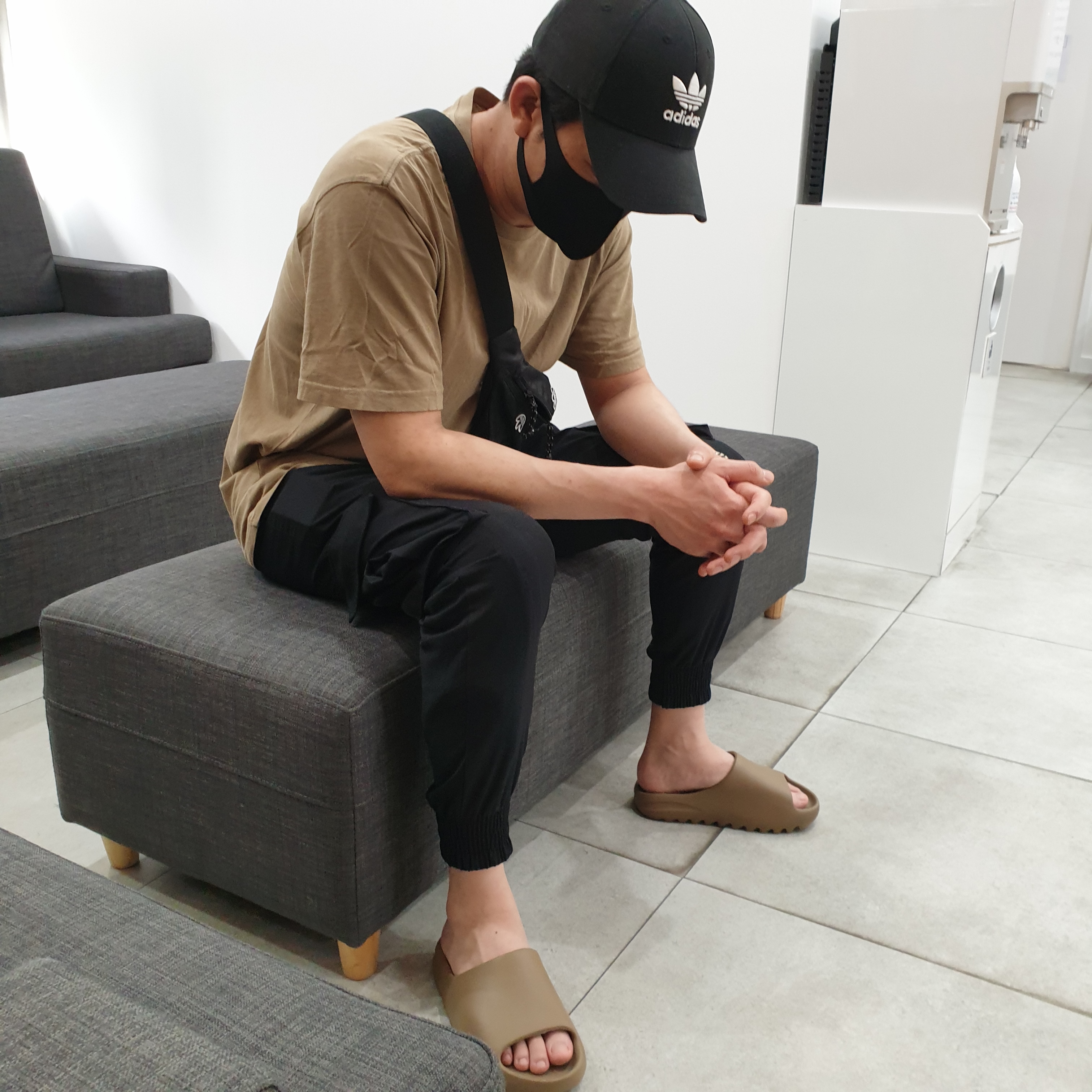 Adidas Yeezy Slide Earth Brown 착용 스타일
