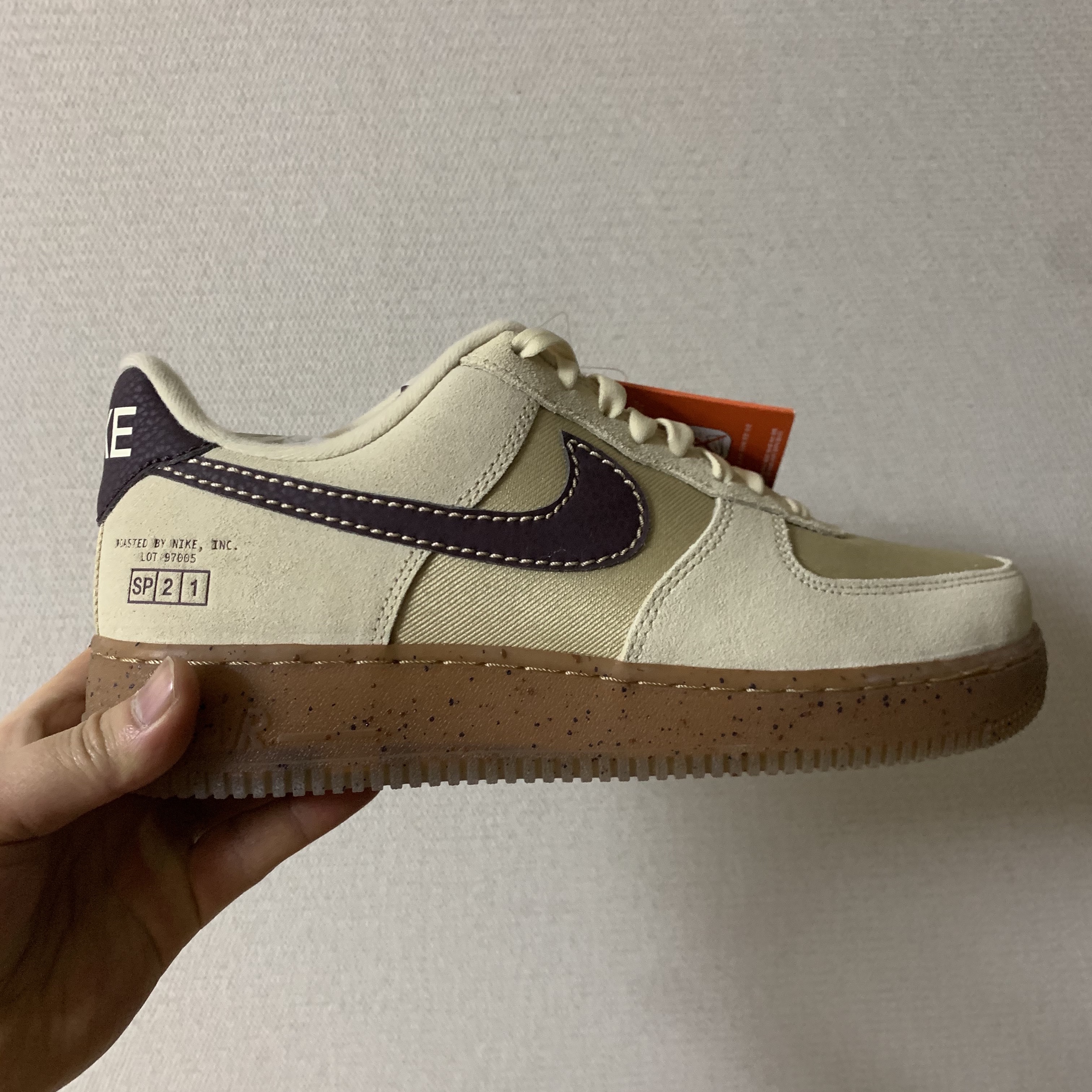 Nike Air Force 1 '07 LV8 Coffee 착용 스타일