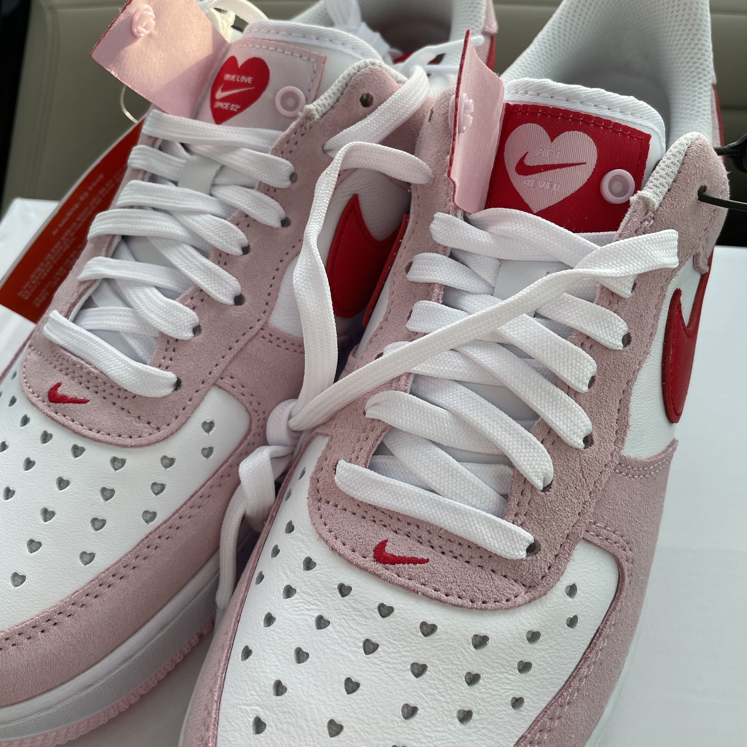 Nike Air Force 1 '07 QS Valentine's Day 착용 스타일