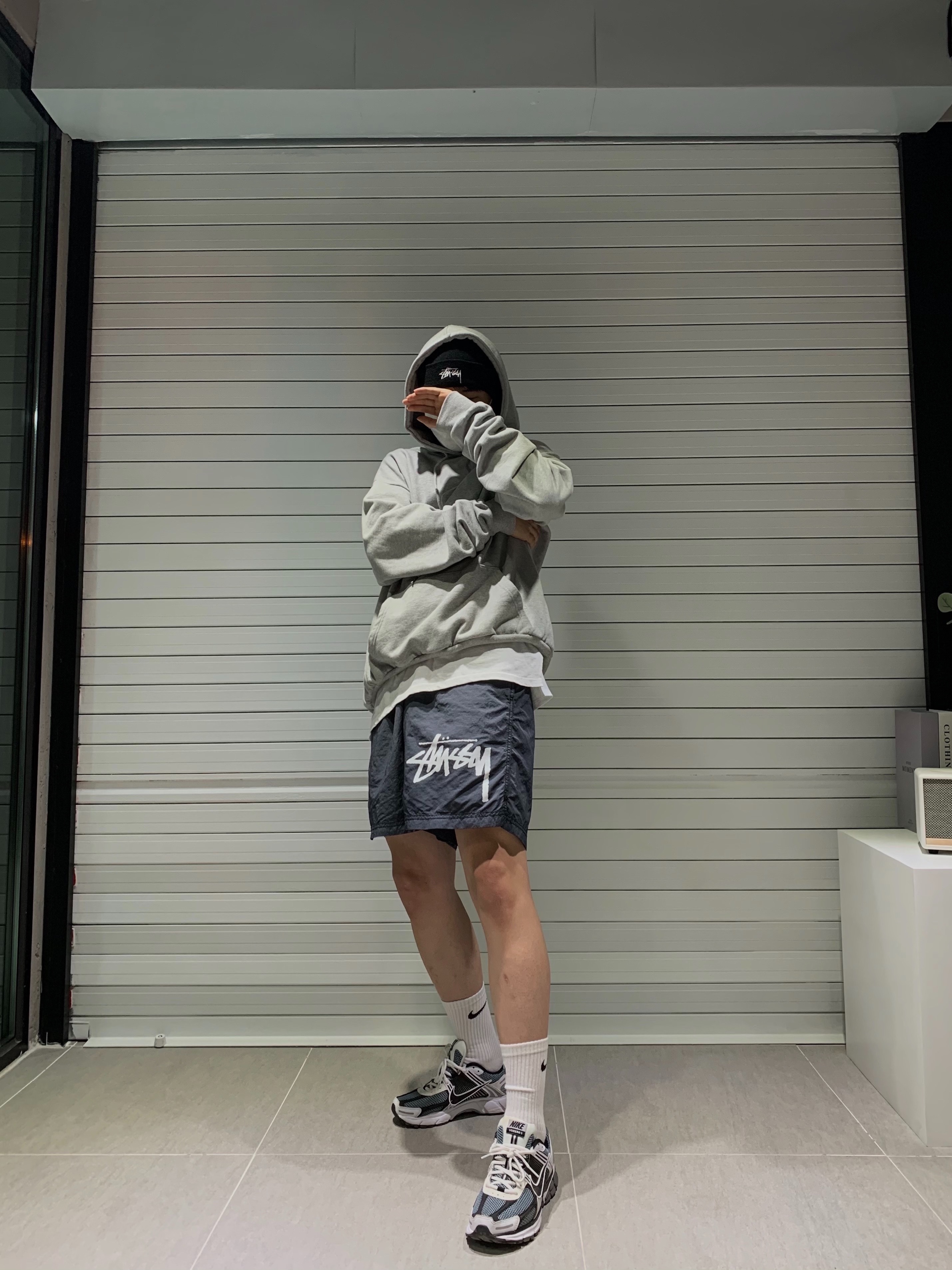 Nike x Stussy Water Shorts Off Noir, Nike Zoom Vomero 5 SE SP Dark Grey Black White 착용 스타일