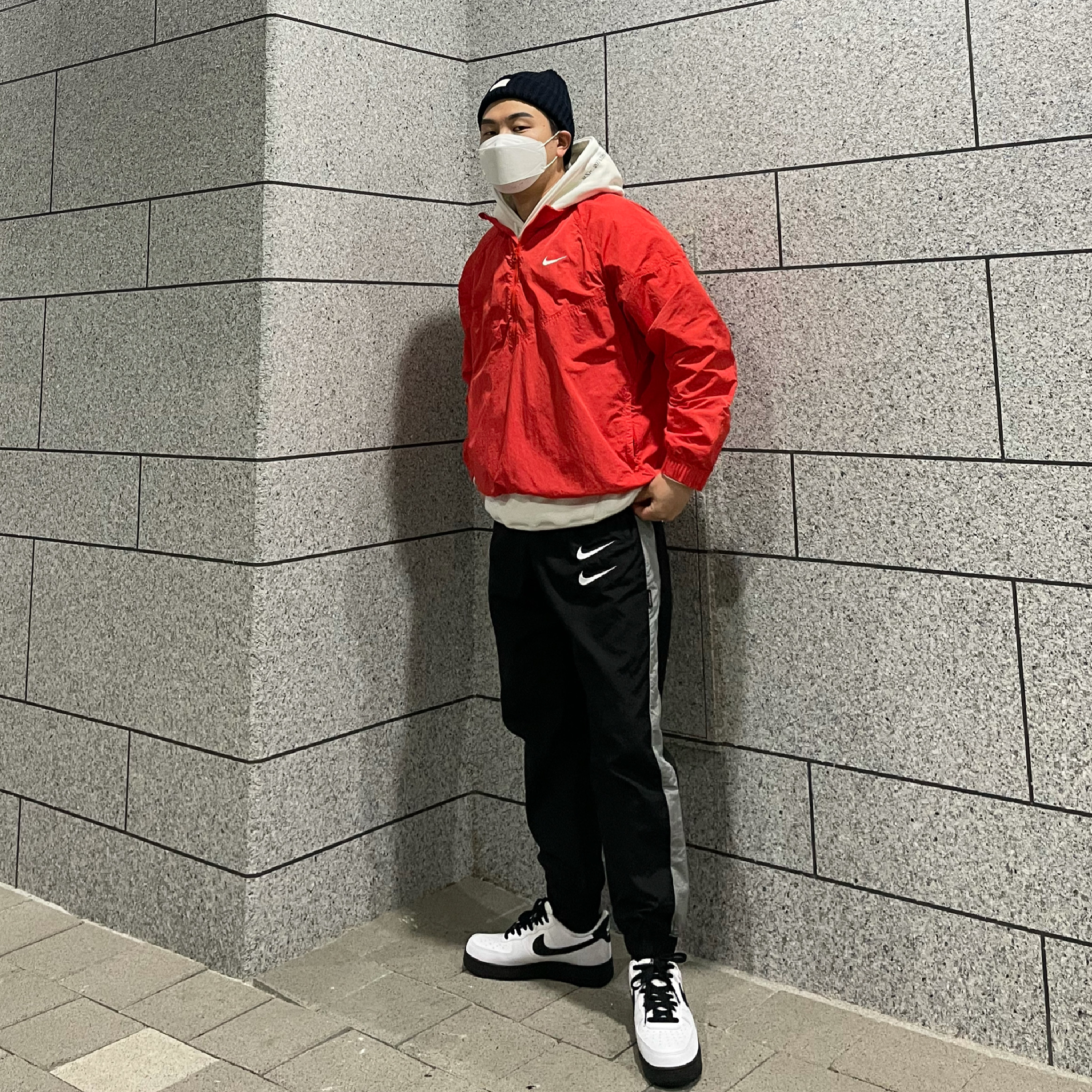 Nike x Stussy Windrunner Jacket Habanero Red, Nike Air Force 1 Low White Black Midsole 착용 스타일