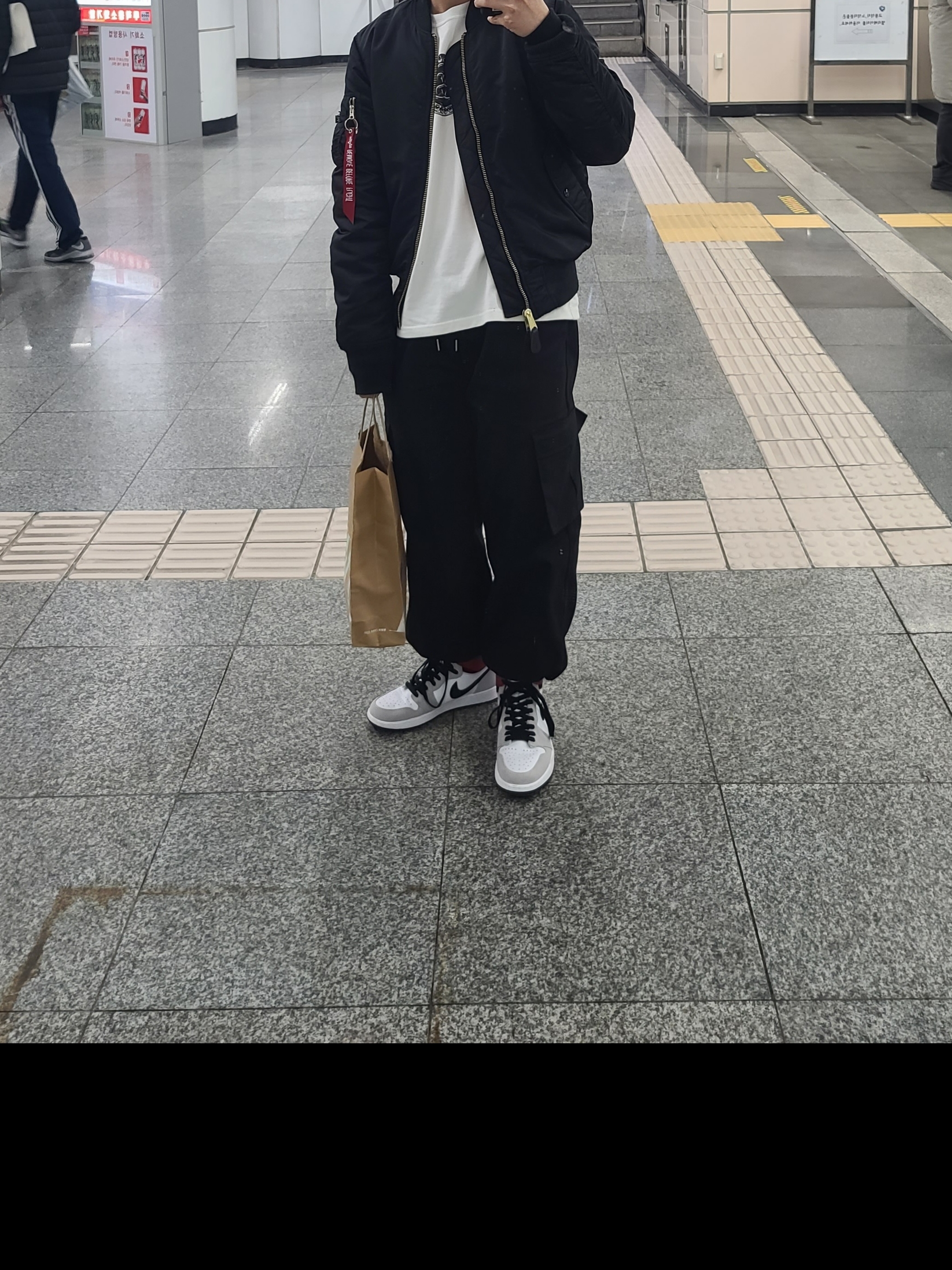 Jordan 1 Retro High OG Light Smoke Grey, Nike x Stussy Big Swoosh LS T-Shirt White - Asia 착용 스타일