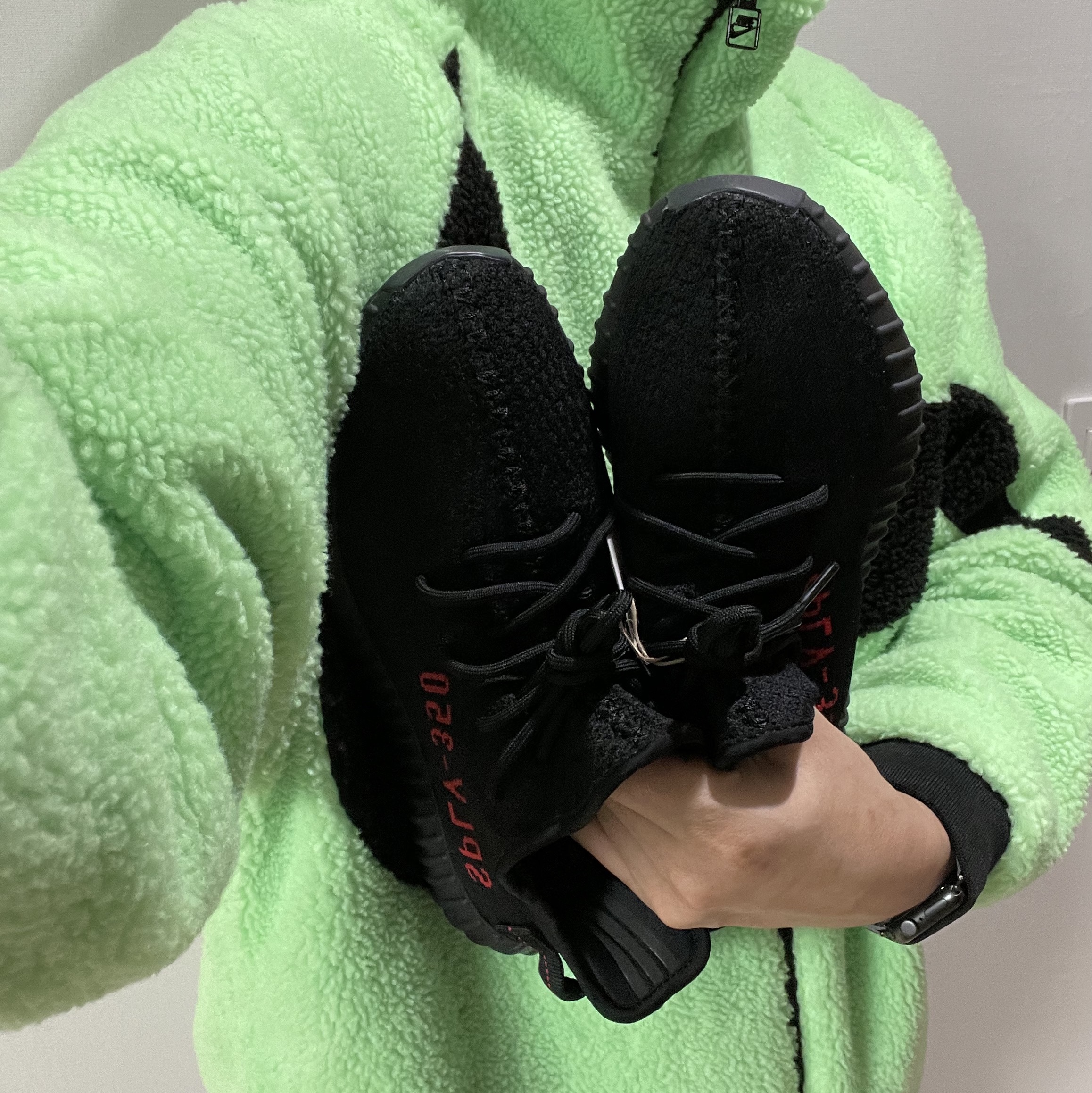 Adidas Yeezy Boost 350 V2 Black Red 2020, Nike Big Swoosh Full Zip Jacket Green Black 착용 스타일