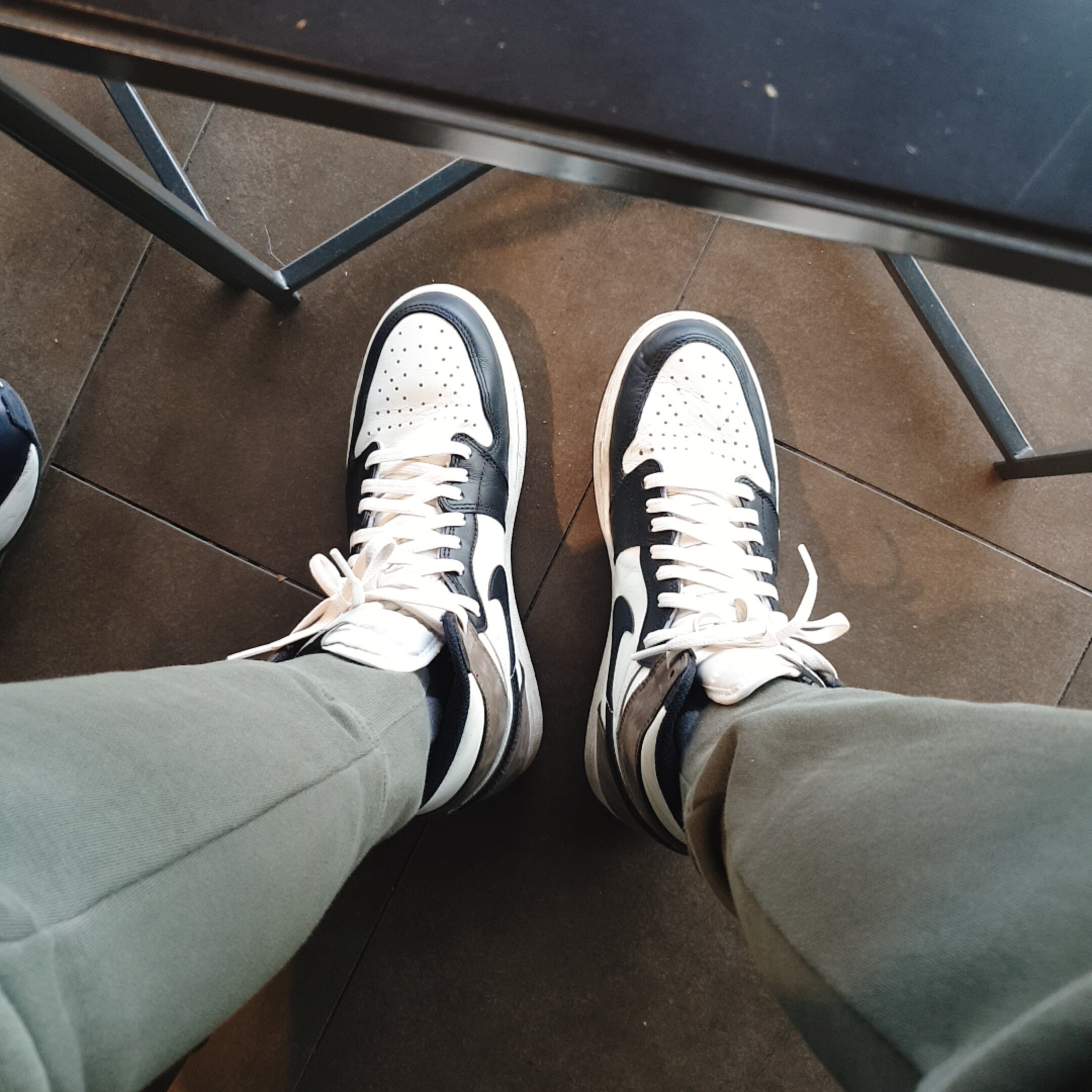 Jordan 1 Retro High OG Black Mocha, Jordan 1 Mid Black Hyper Royal 착용 스타일 - 2