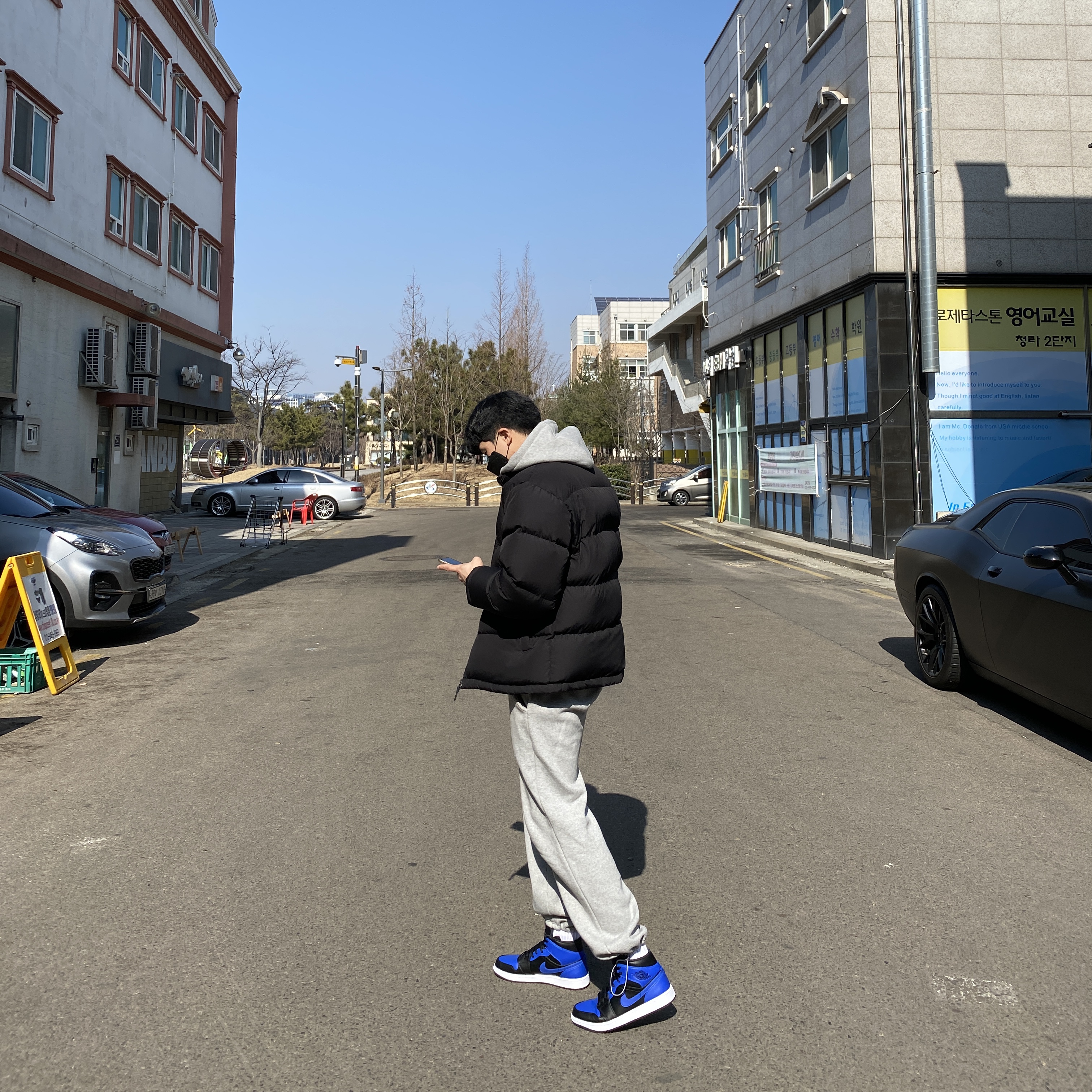 Jordan 1 Mid Black Hyper Royal 착용 스타일
