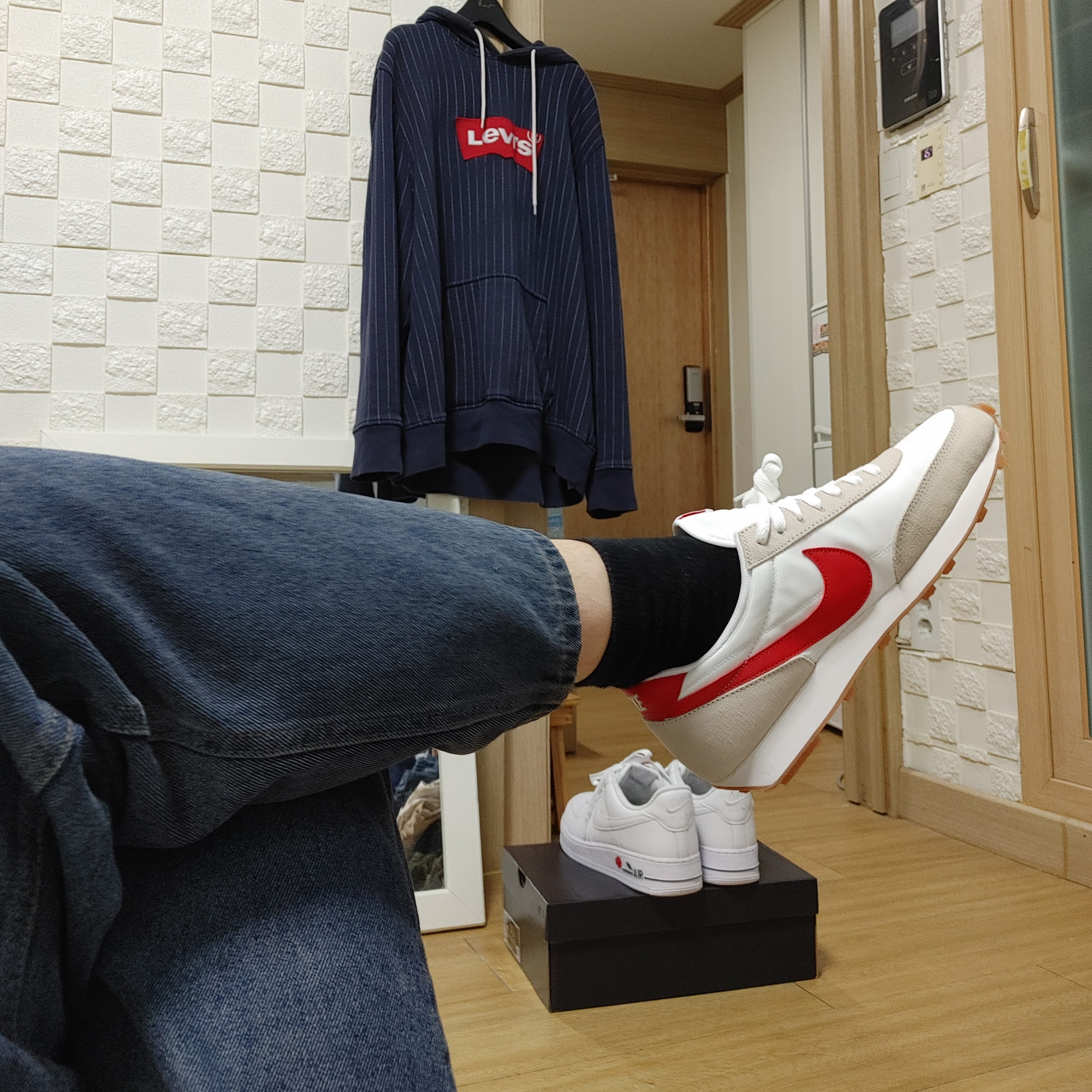 (W) Nike Daybreak Summit White University Red 착용 스타일 - 1
