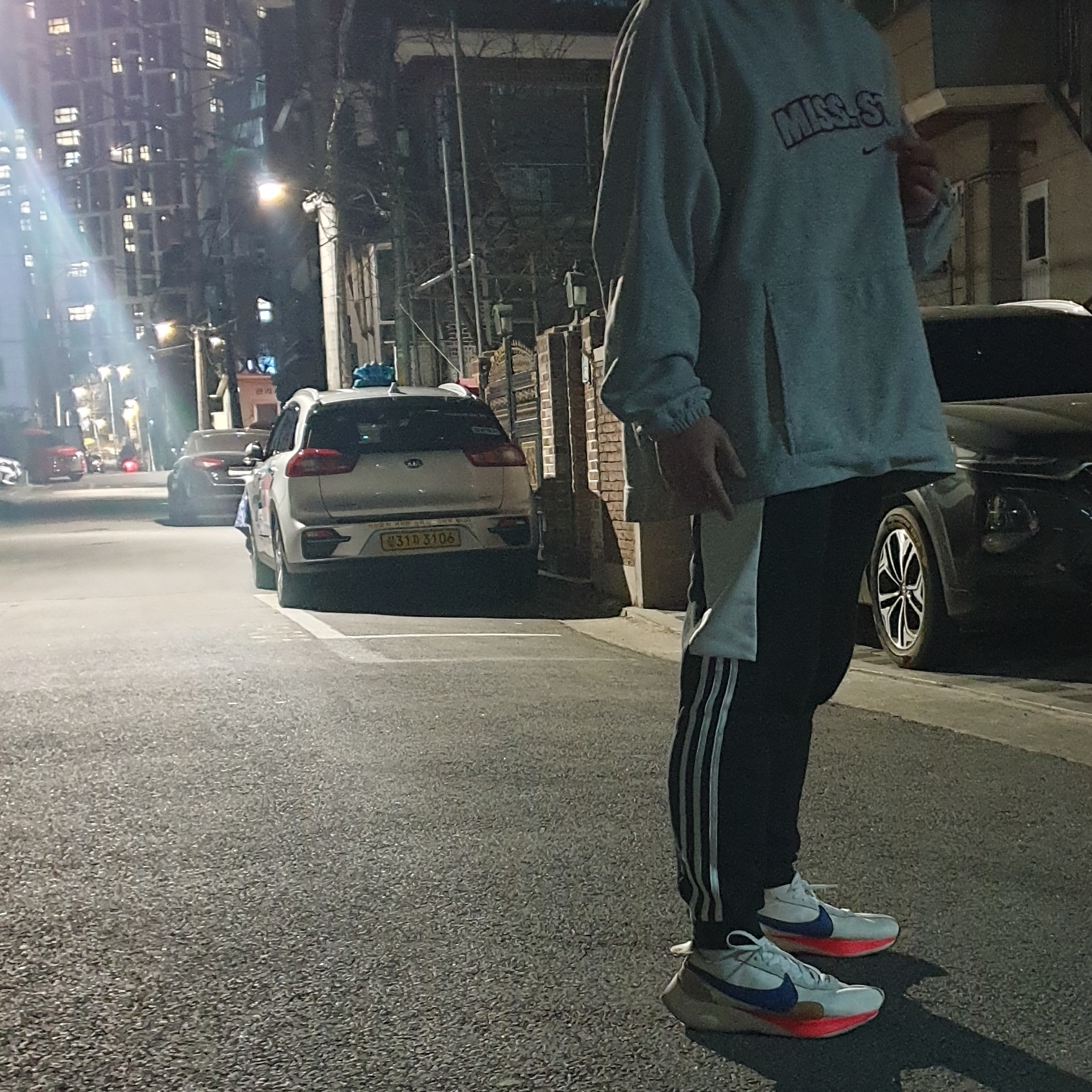 Nike Moon Racer Sail Solar Blue 착용 스타일