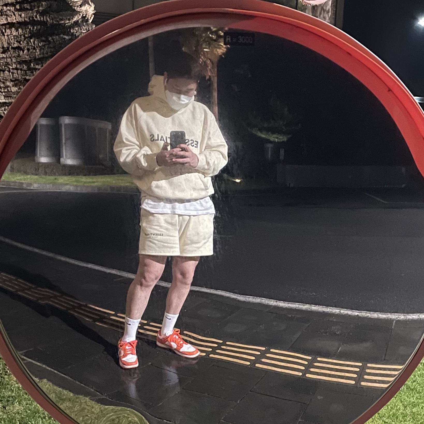 Essentials Fleece Shorts Buttercream - 20SS, Essentials 3D Silicon Applique Pullover Hoodie Buttercream 2020 착용 스타일