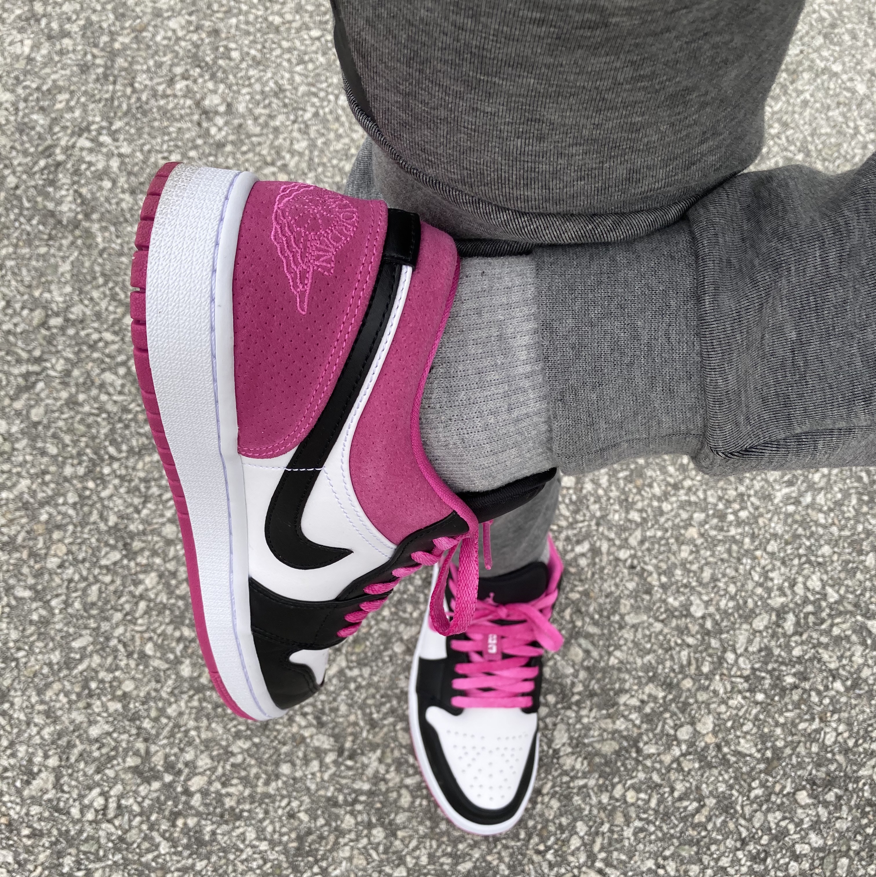 Jordan 1 Low SE Fuchsia 착용 스타일 - 2